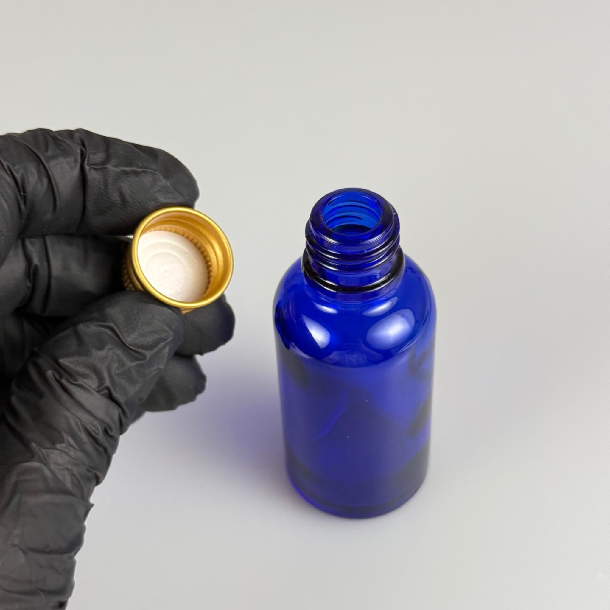 30 CC MAVİ CAM ŞİŞE + KÖPÜK CONTALI GOLD ALÜMİNYUM METAL KAPAKLI TAKIM - 30 ML MAVİ CAM ŞİŞE