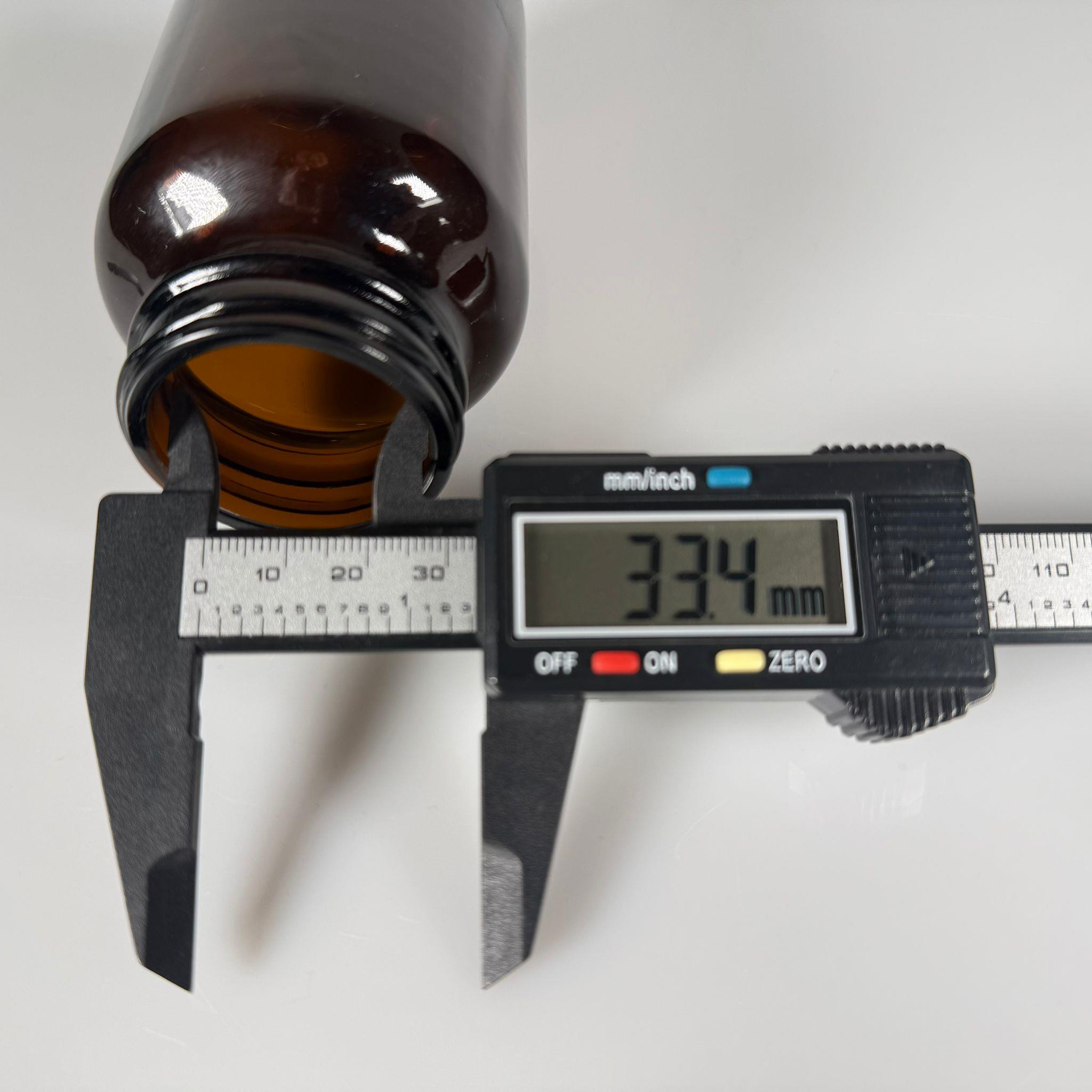 200 CC CAM KAHVERENGİ AMBER TABLET KAPSÜL ŞİŞESİ + 45 MM VİDALI BEYAZ PLASTİK KAPAK + KENDİNDEN YAPIŞKANLI KÖPÜK CONTA