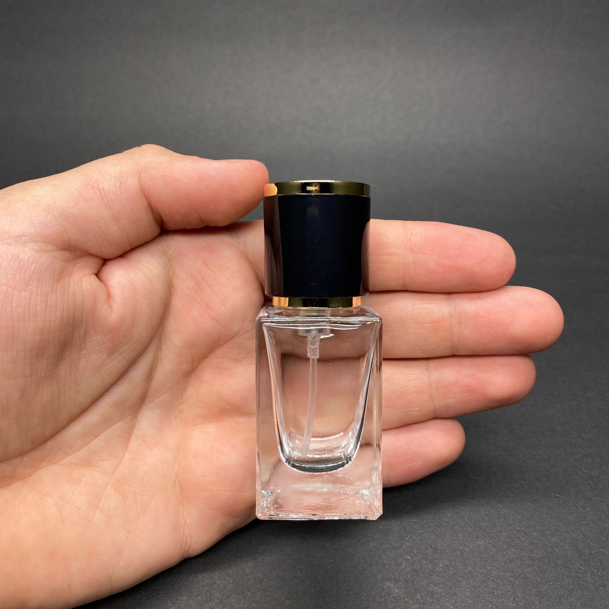 15 ML KARE MODEL BLOOM PARFÜM ŞİŞESİ - SİYAH METAL SPREYLİ + GOLD SİYAH KAPAKLI (AĞIZ 15 MM GEÇME KOLAY KAPAMA)