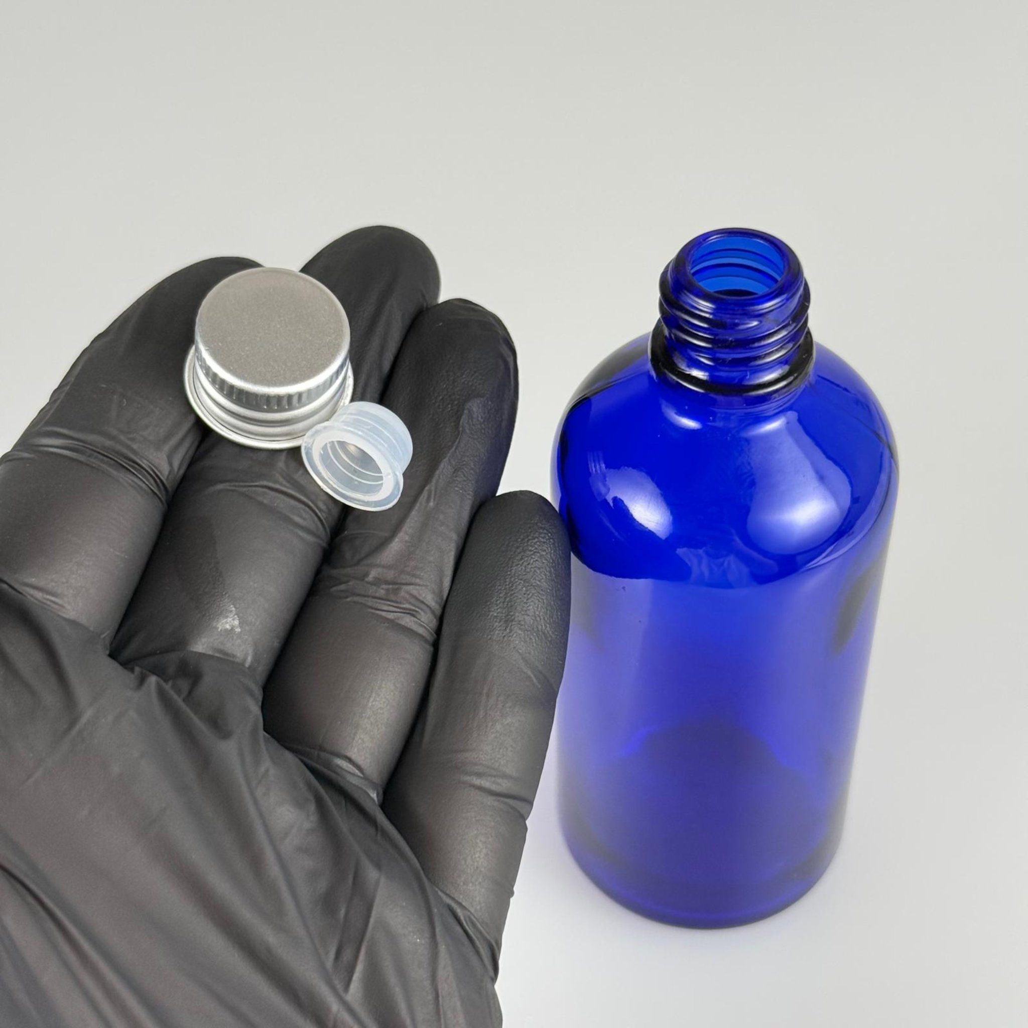 100 CC MAVİ CAM ŞİŞE + KÖPÜK CONTALI GÜMÜŞ ALÜMİNYUM METAL + KÖR TIPALI KAPAKLI TAKIM - 100 ML MAVİ CAM ŞİŞE