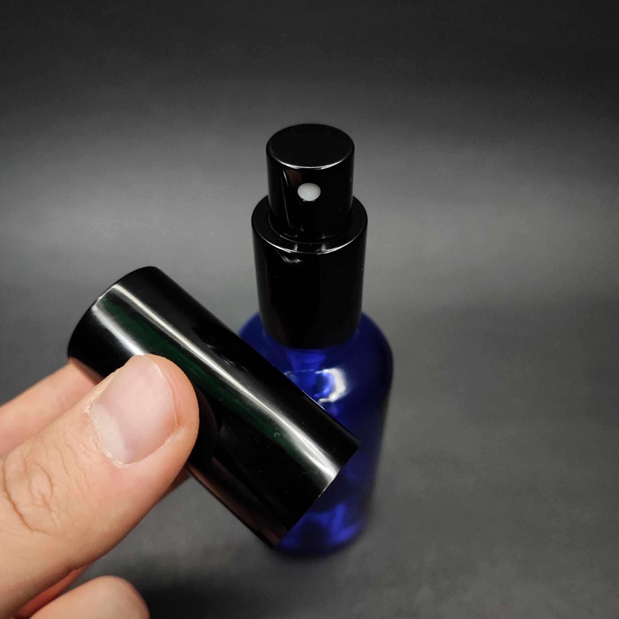 50 ML LÜKS VİDALI VALF ÇEVİRME PARFÜM ŞİŞELERİ - 50 CC MAVİ CAM ŞİŞE - SİYAH METAL SPREYLİ KAPAKLI SET