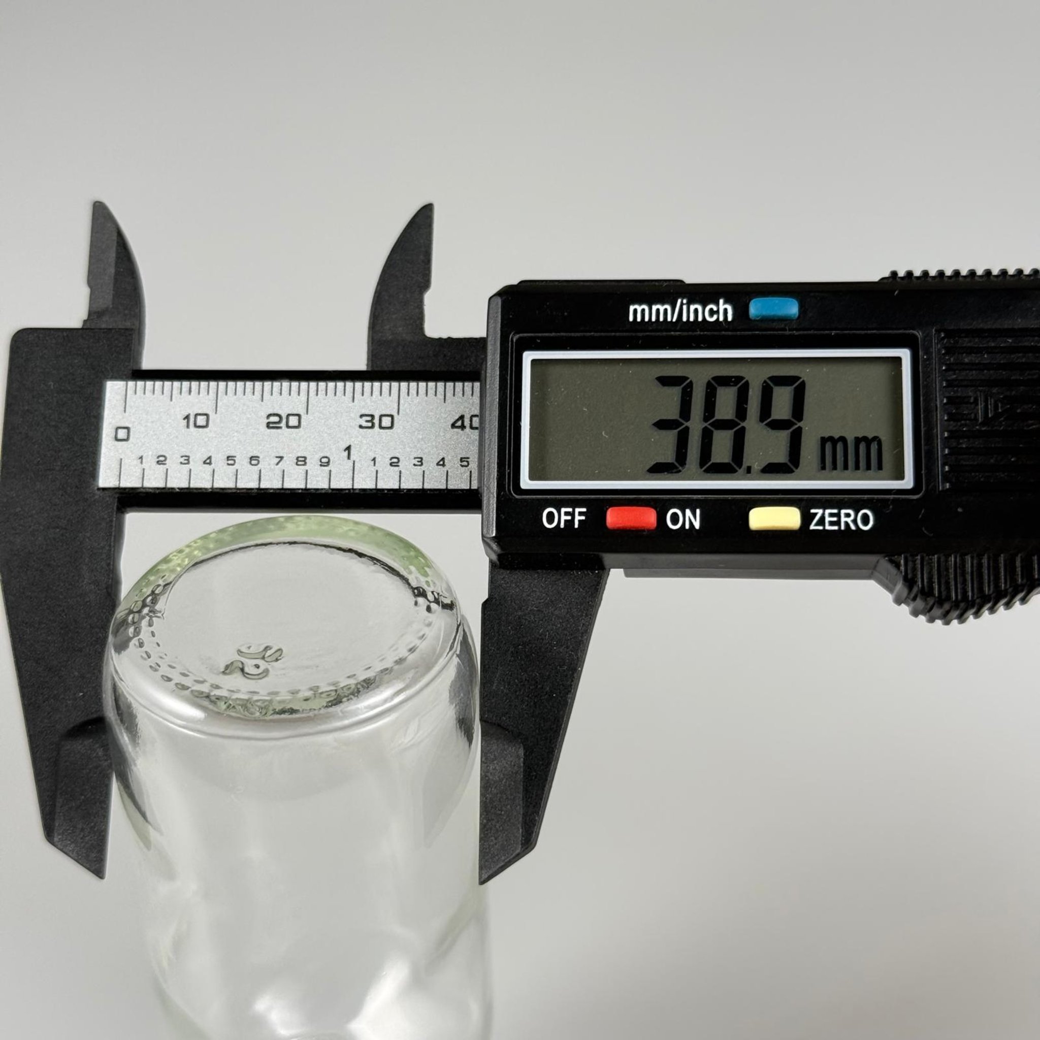 60 CC ŞEFFAF CAM ŞİŞE - BEYAZ KAPAKLI (KİLİT KOPMAZ, İŞLEVİ YOK ANCAK SIZDIRMAZ KAPAK) - 60 ML CAM ŞİŞE