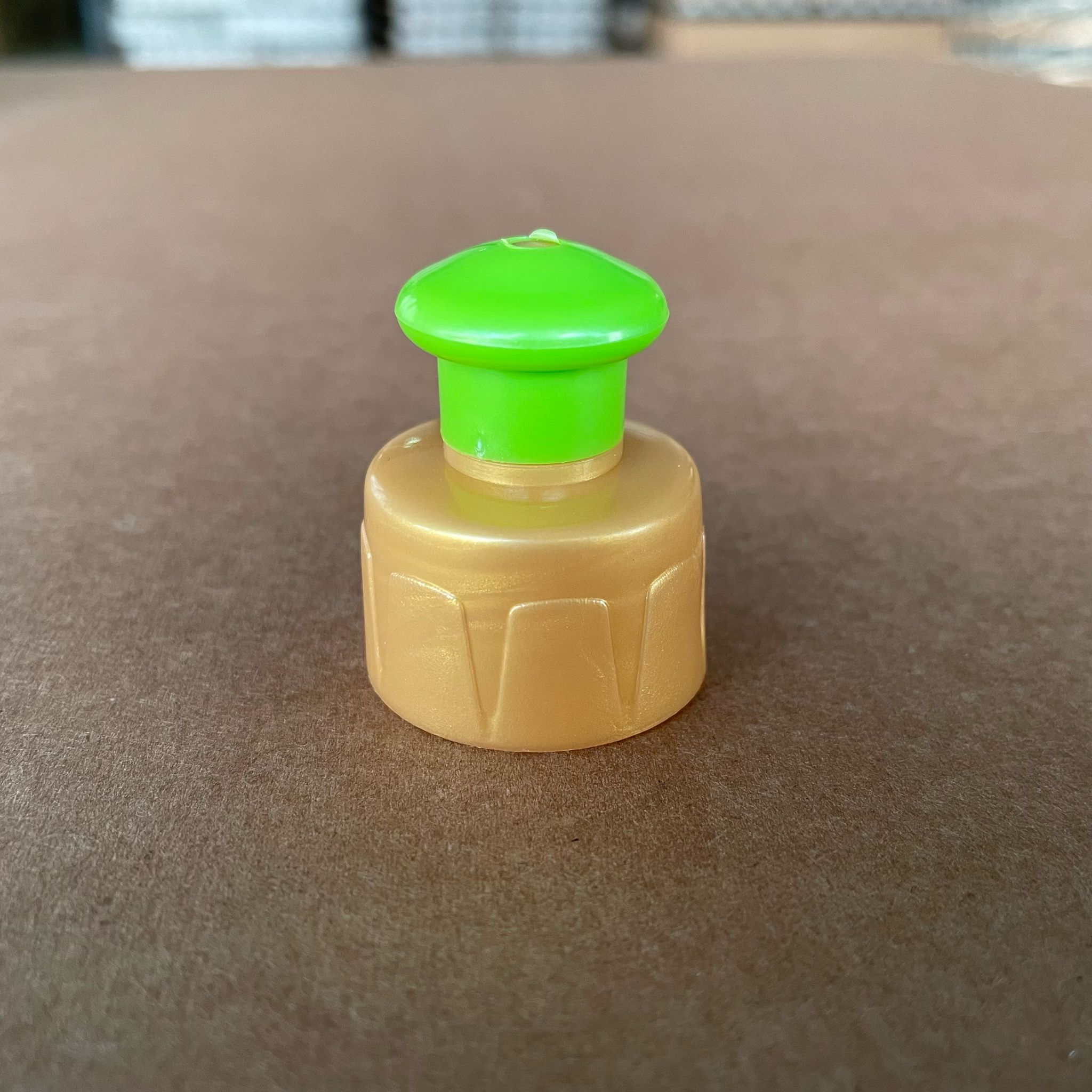 28 MM PUSH PULL KAPAK ÜSTÜ YEŞİL ALTI GOLD (DETERJAN KAPAK)