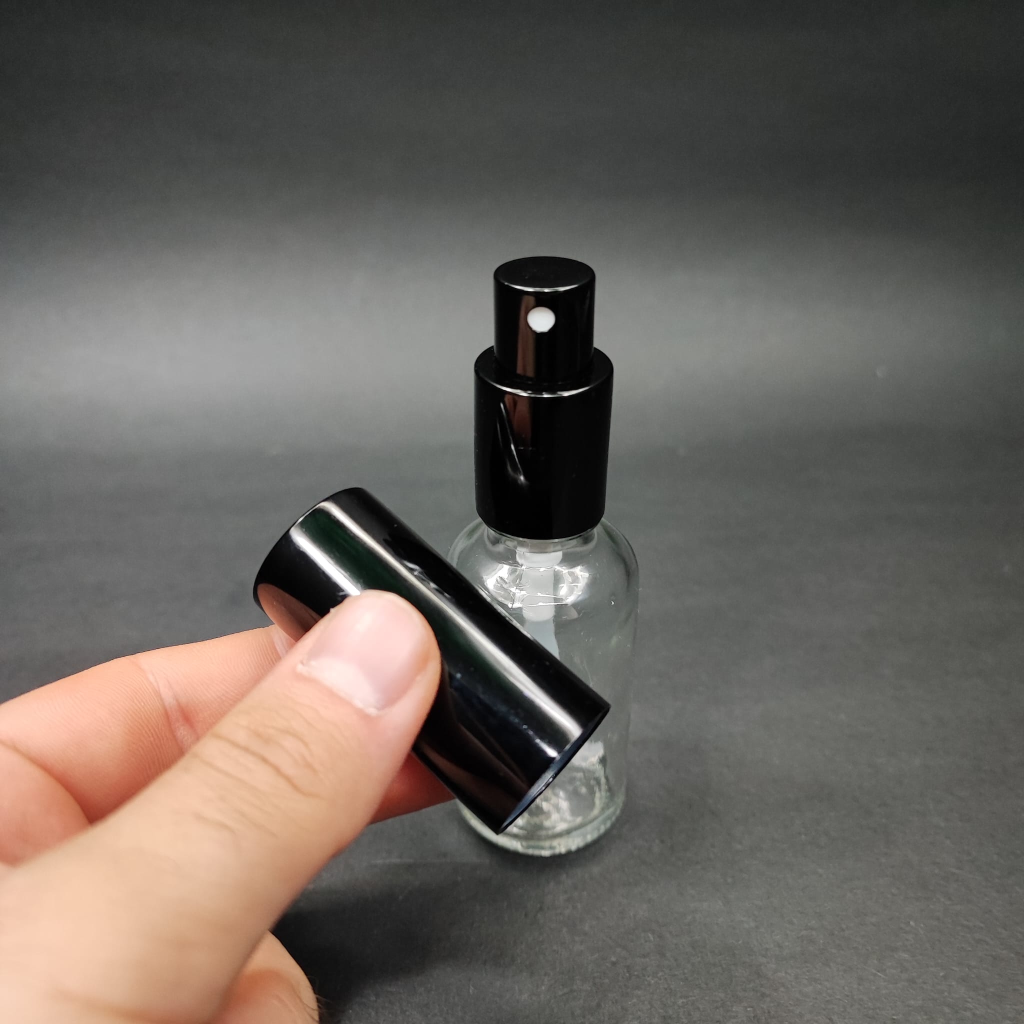 30 ML LÜKS VİDALI VALF ÇEVİRME PARFÜM ŞİŞELERİ - 30 CC ŞEFFAF CAM ŞİŞE - SİYAH METAL SPREYLİ KAPAKLI SET