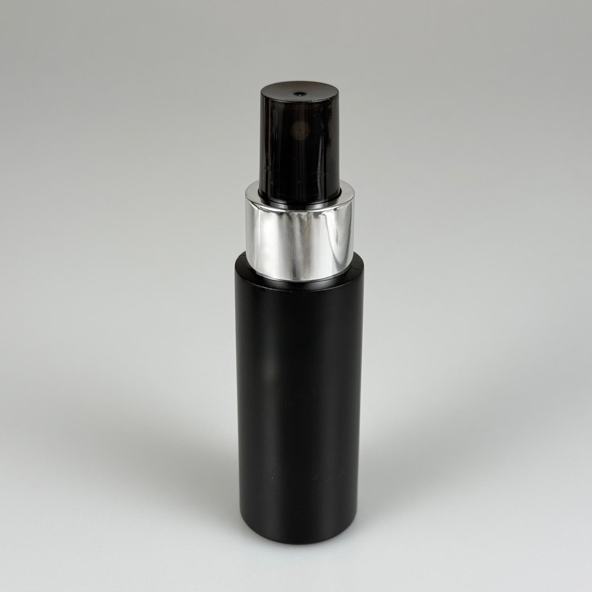 50 CC  SİYAH POLİETİLEN PLASTİK ŞİŞE + GÜMÜŞ SPREY ( ÜSTÜ SİYAH - SİYAH KAPAKLI ) TAKIM - 50 ML SPREYLİ SİYAH PLASTİK ŞİŞE