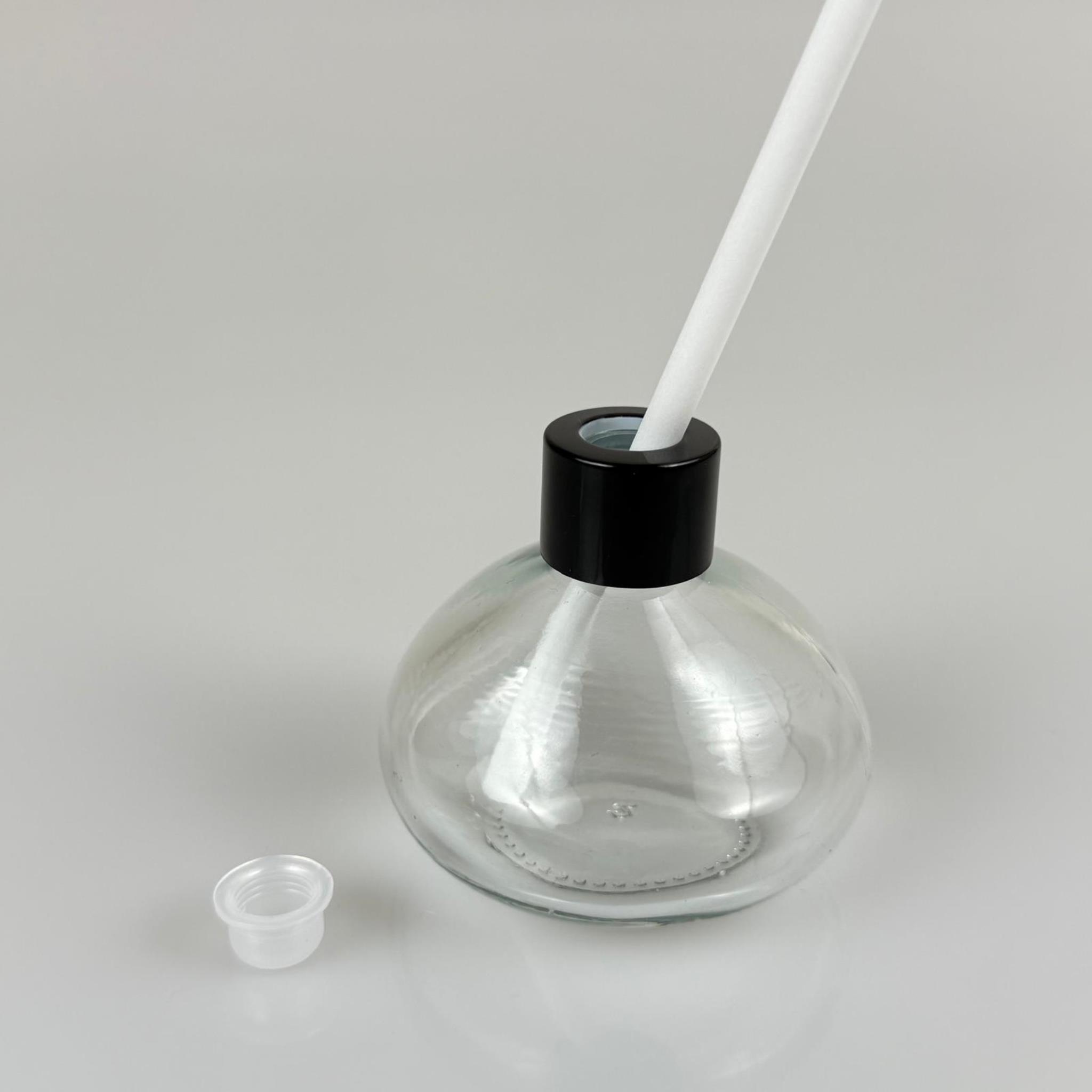 BASIK MODEL CAM BAMBU ODA KOKUSU ŞİŞESİ + METAL SİYAH KAPAK + TIPA + KALIN BEYAZ FİBER BAMBU ÇUBUK - 50 ML SET TAKIM - HEDİYELİK PROMOSYON DİFFUSER ŞİŞELERİ