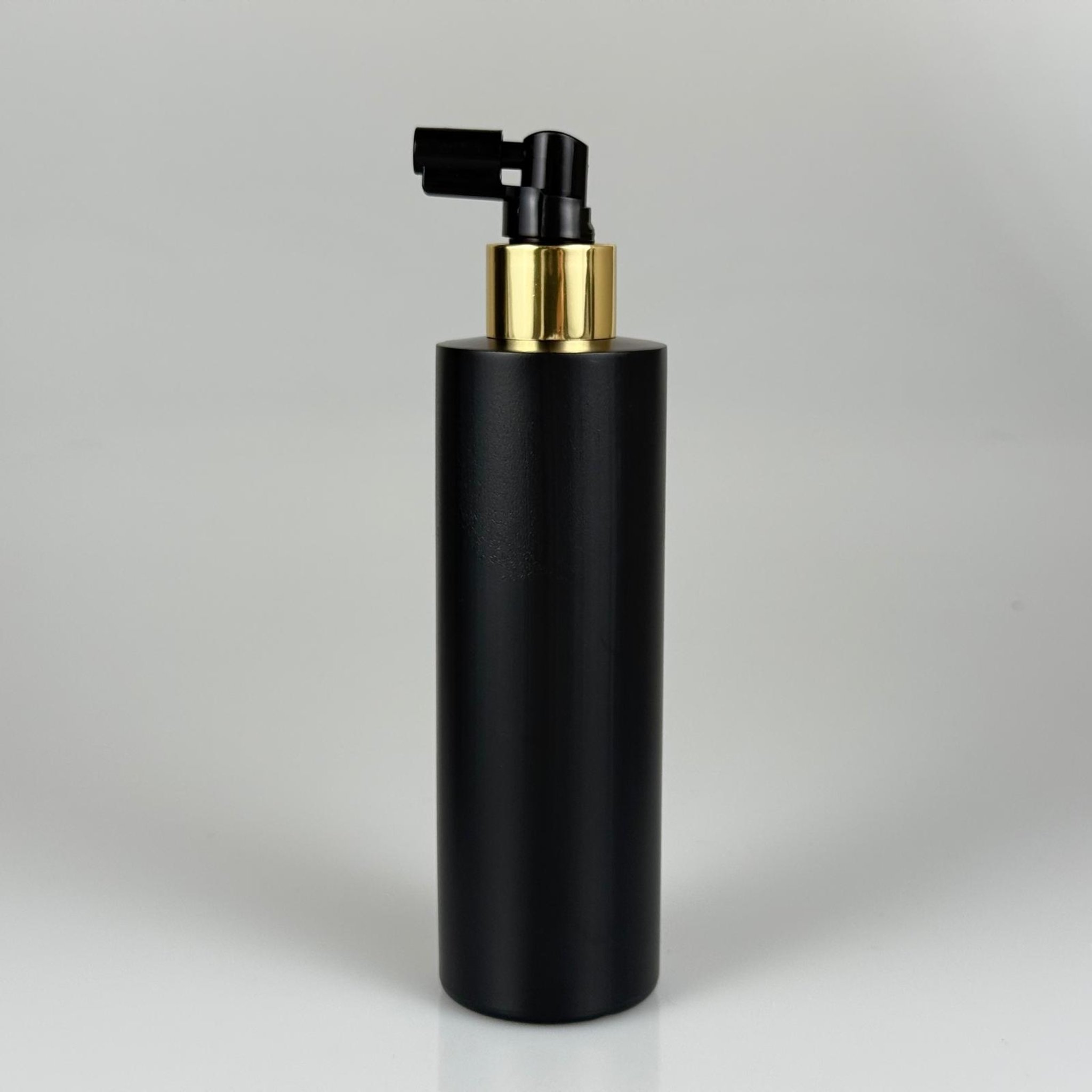 250 CC SİYAH SİLİNDİR MODEL MAT SERT POLİETİLEN ŞİŞE + SİYAH GAGALI GOLD SPREYLİ TAKIM - 250 ML SPREYLİ SİYAH PLASTİK ŞİŞE