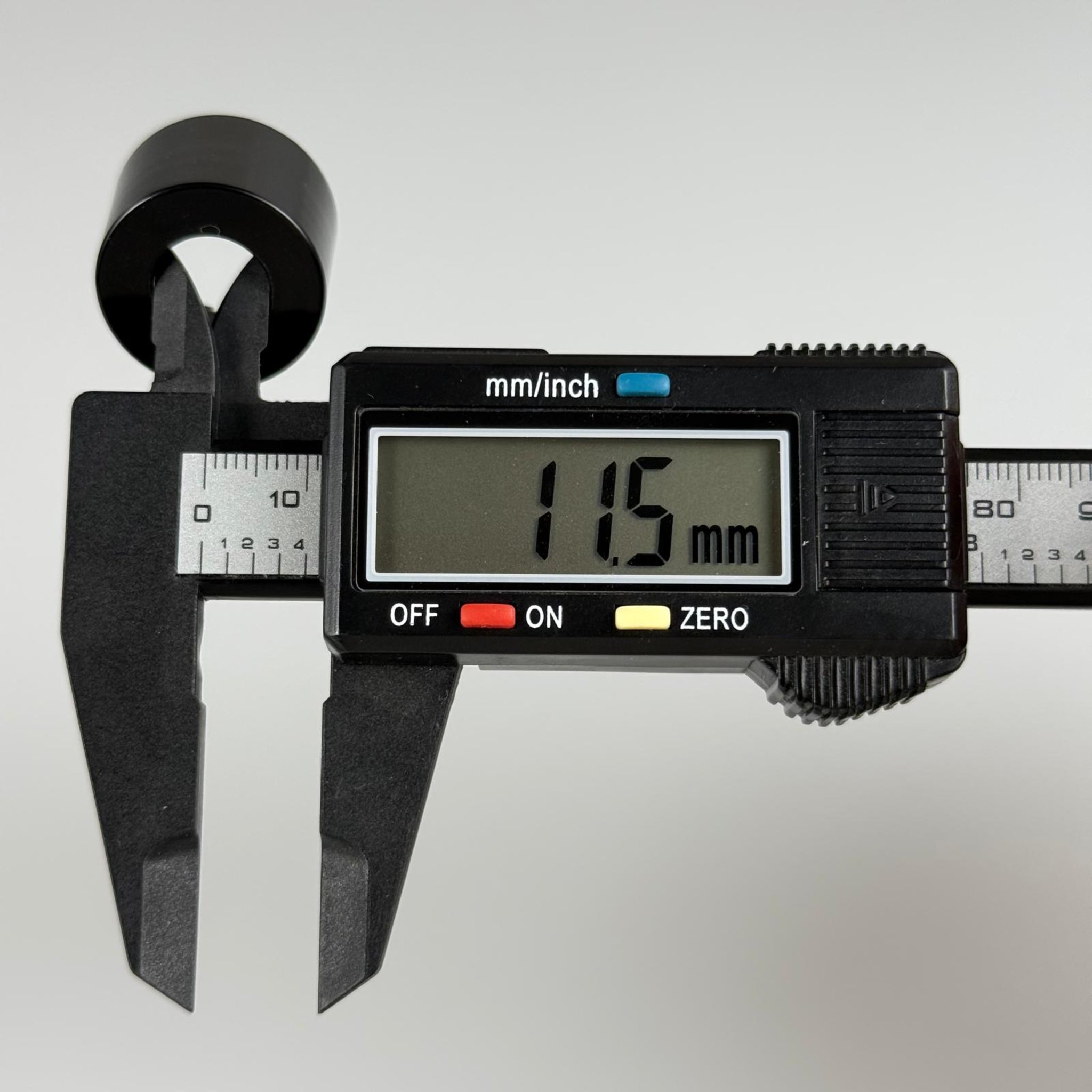 20 MM DELİKLİ SİYAH KAPAK
