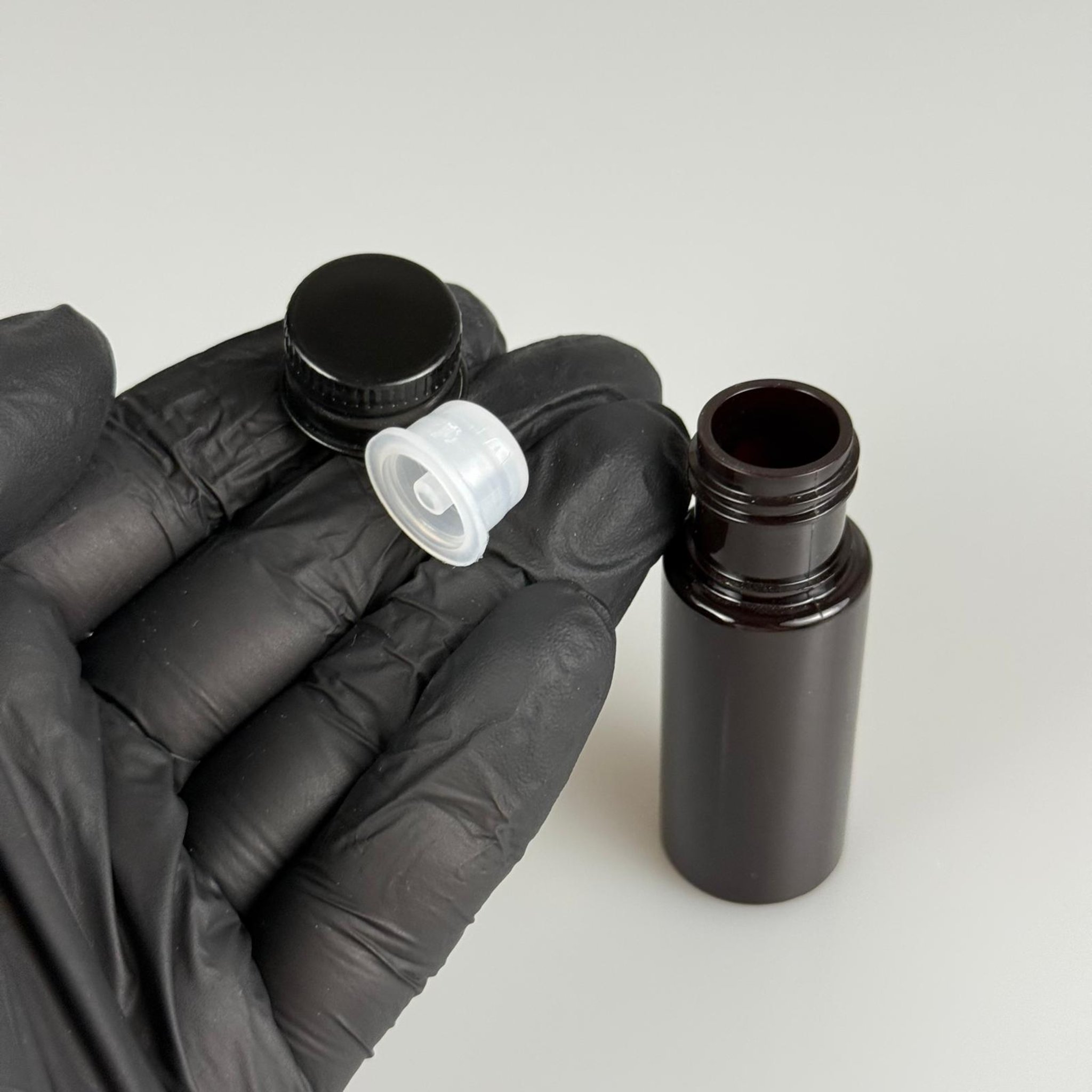 15 CC AMBER SİLİNDİR PET ŞİŞE + KÖPÜK CONTALI SİYAH ALÜMİNYUM METAL KAPAKLI + KOLONYA TIPALI TAKIML - 15 ML KAHVERENGİ PET ŞİŞE