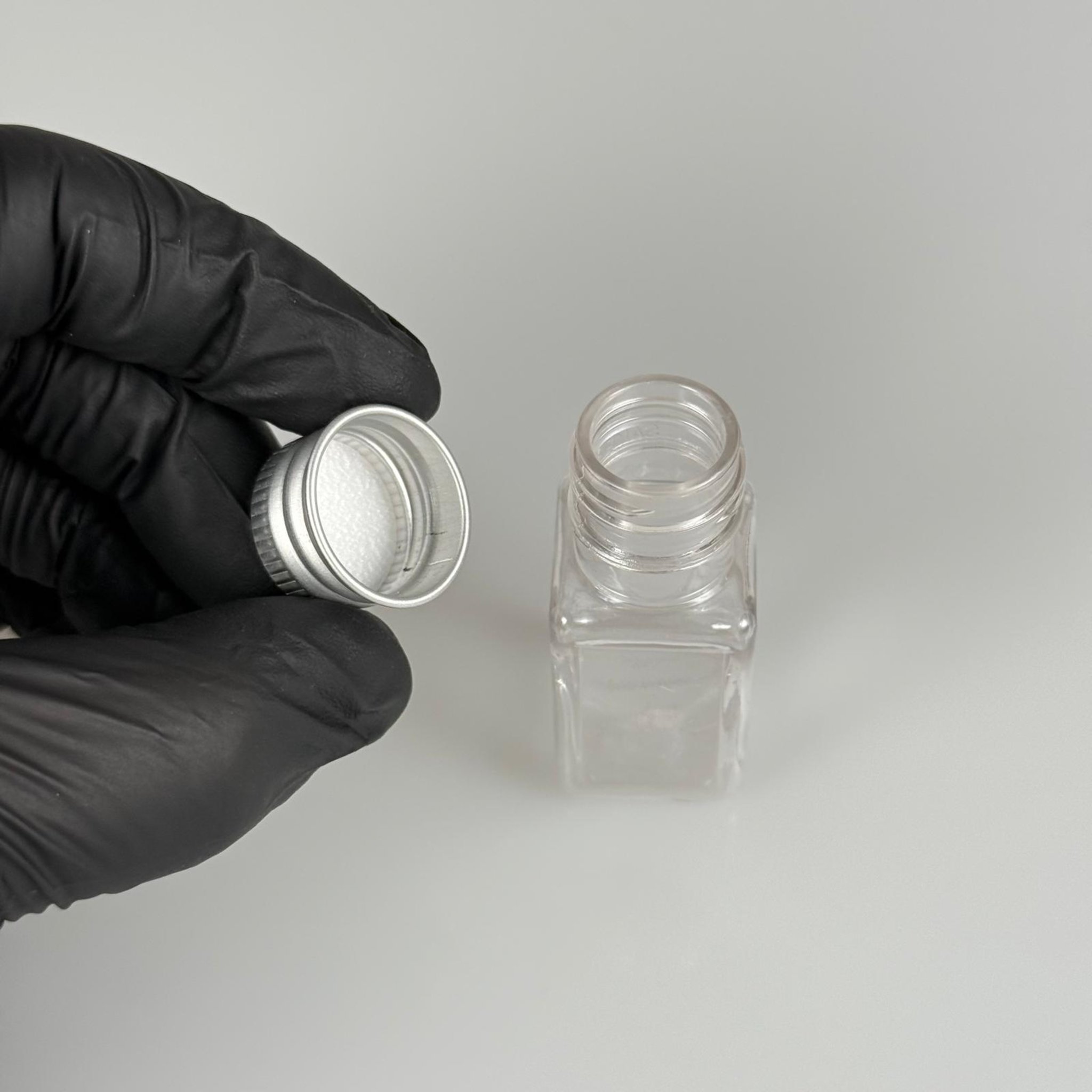10 CC ŞEFFAF KARE PET SHOT ŞİŞE - KÖPÜK CONTALI GÜMÜŞ ALÜMİNYUM METAL KAPAKLI TAKIM - 10 ML PLASTİK ŞİŞE