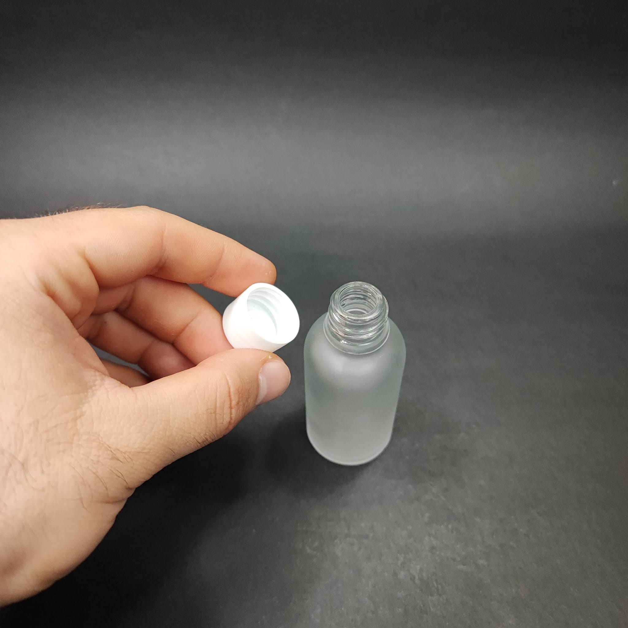 30 CC BUZLU CAM ŞİŞE + KENDİNDEN CONTALI SIZDIRMAZ BEYAZ KAPAK - 30 ML KAPAKLI CAM ŞİŞE