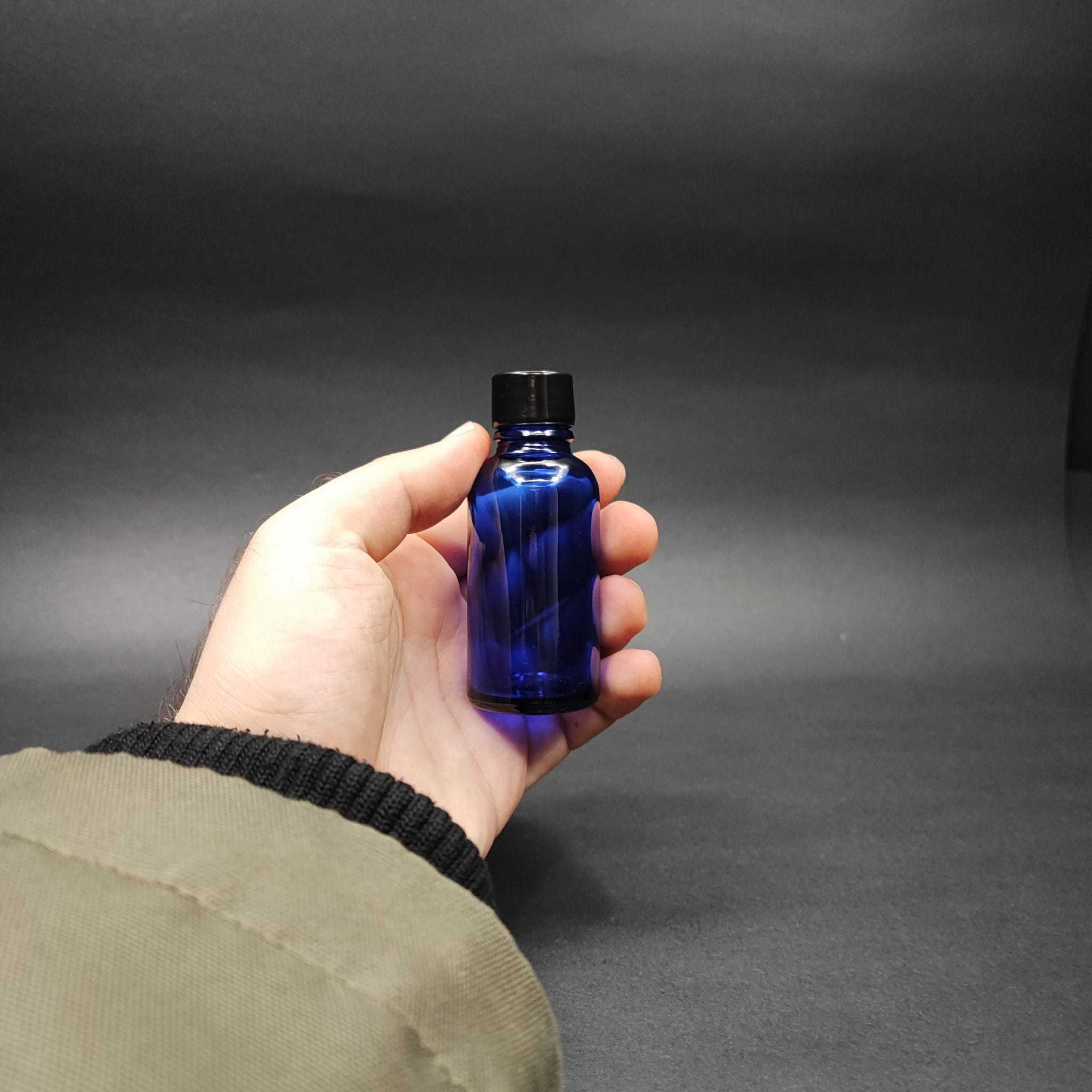 30 CC MAVİ CAM ŞİŞE + KENDİNDEN CONTALI SIZDIRMAZ SİYAH KAPAK - 30 ML KAPAKLI CAM ŞİŞE