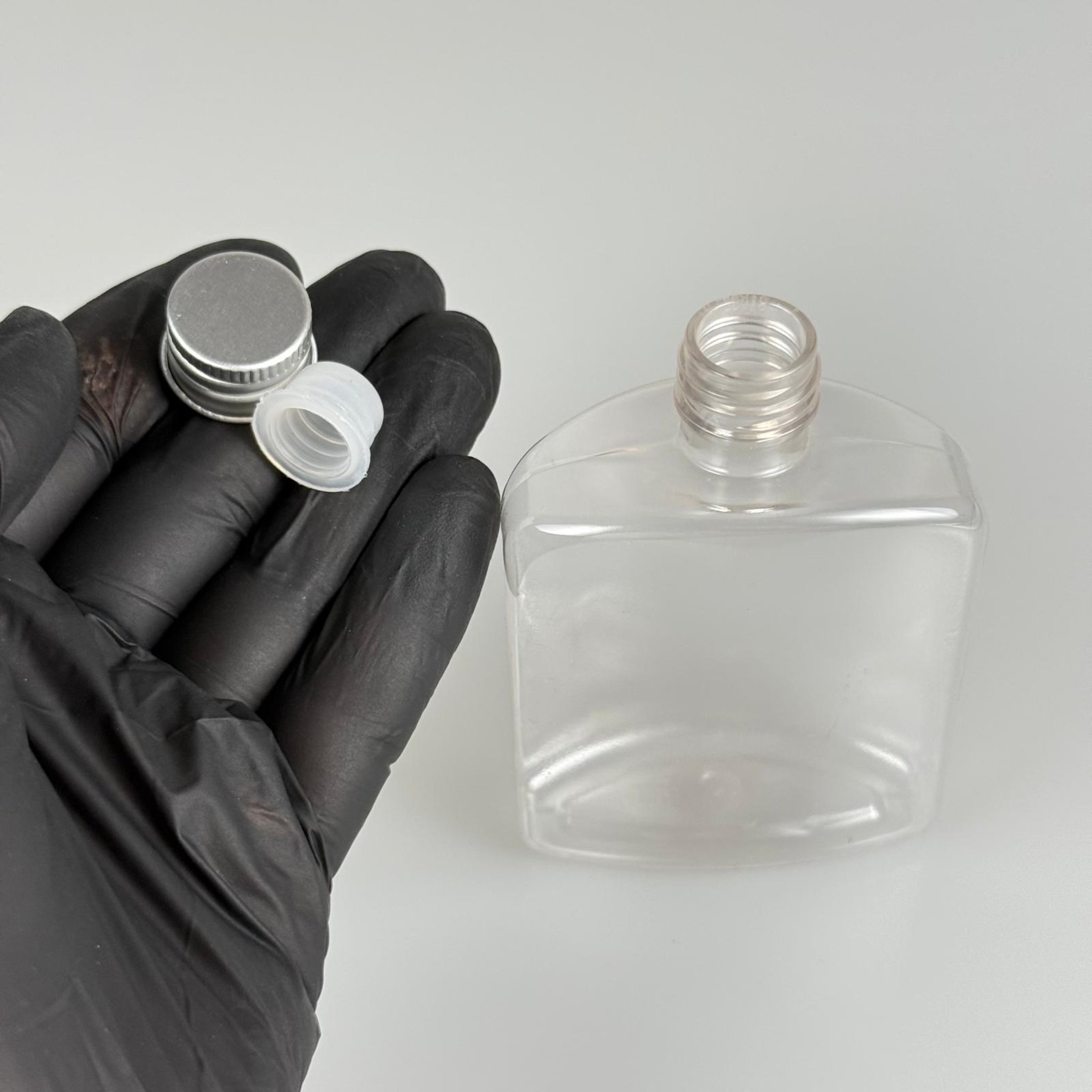 100 CC ŞEFFAF YASSI PLASTİK PET ŞİŞE + KÖPÜK CONTALI GÜMÜŞ ALÜMİNYUM METAL KAPAKLI + KÖR TIPALI TAKIM - 100 ML YASSI PET ŞİŞE