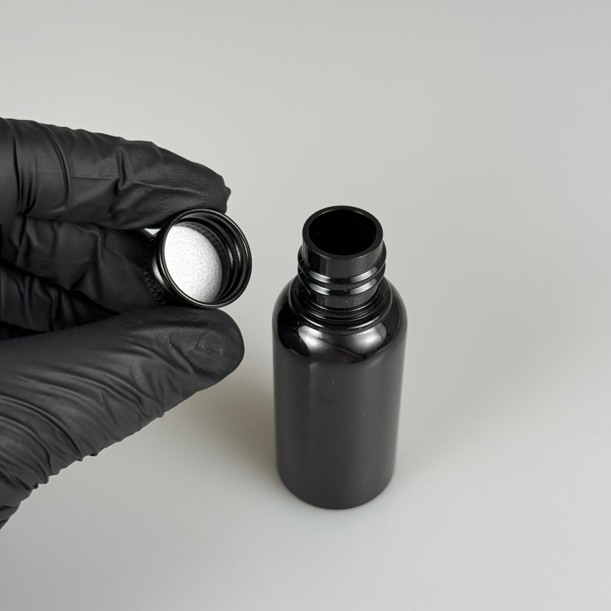 30  CC SİYAH SERT PET ŞİŞE + KÖPÜK CONTALI SİYAH ALÜMİNYUM METAL KAPAKLI TAKIM - 30 ML SİYAH PLASTİK ŞİŞE