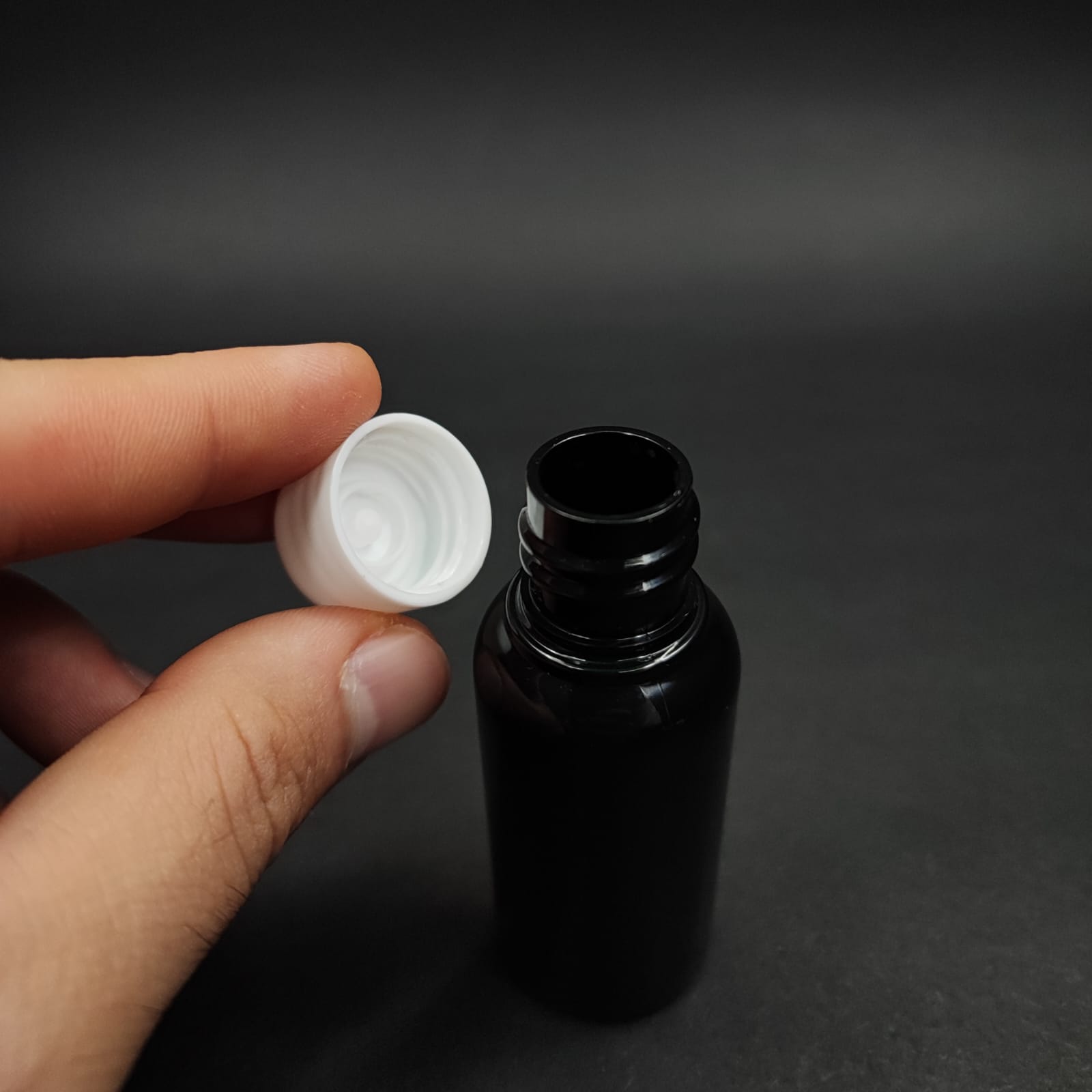 30 CC SİYAH PLASTİK KISA ŞİŞE + KENDİNDEN CONTALI SIZDIRMAZ BEYAZ KAPAK - 30 ML KAPAKLI PET ŞİŞE