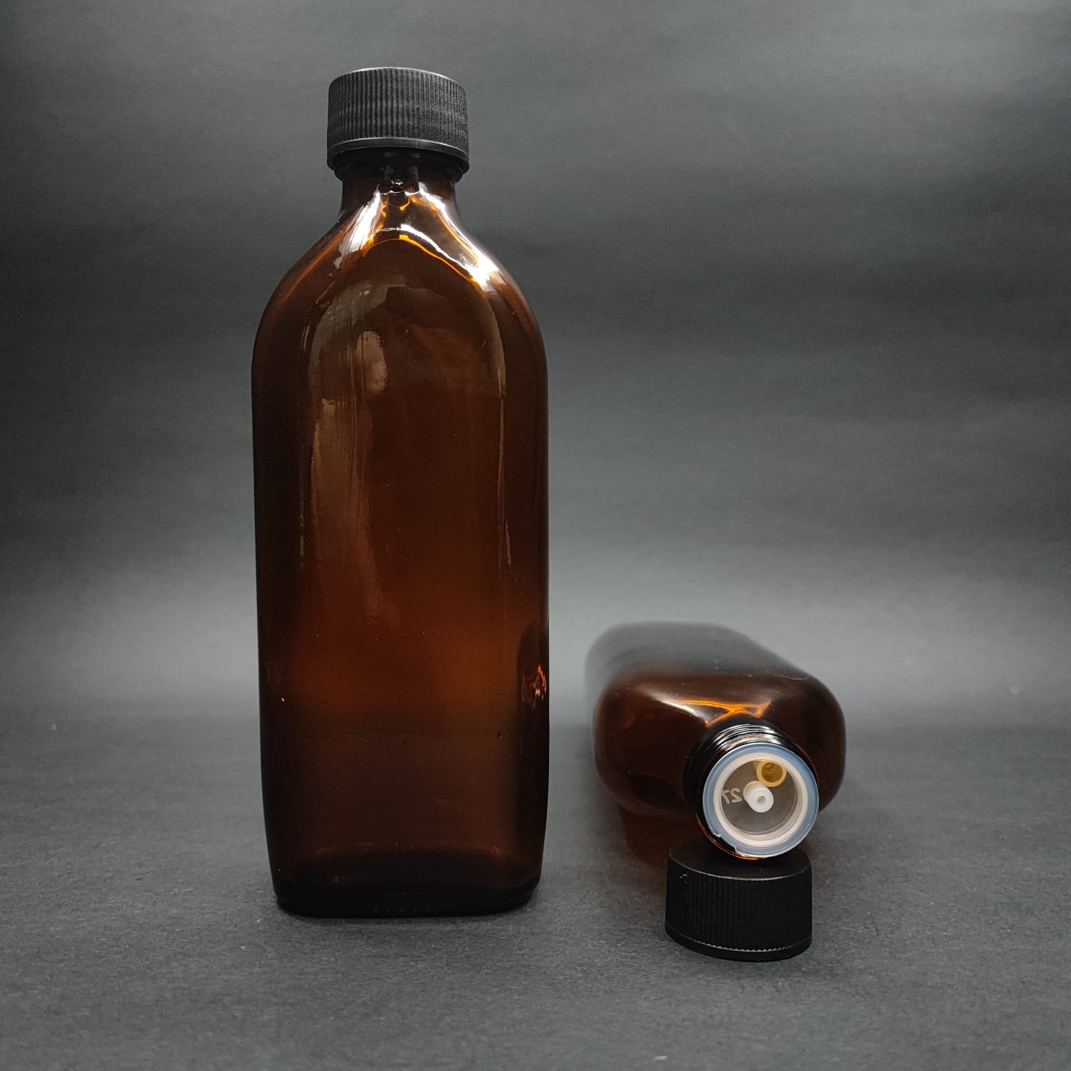 150 ML DOLUMU KOLAY, GENİŞ AĞIZLI İÇTEN DAMLALIKLI YASSI ŞİŞE (25 MM AĞIZ) - 150 CC SİYAH CONTALI KAPAKLI İÇTEN DAMLALIKLI CAM ECZA ŞİŞESİ - AMBER KAHVERENGİ