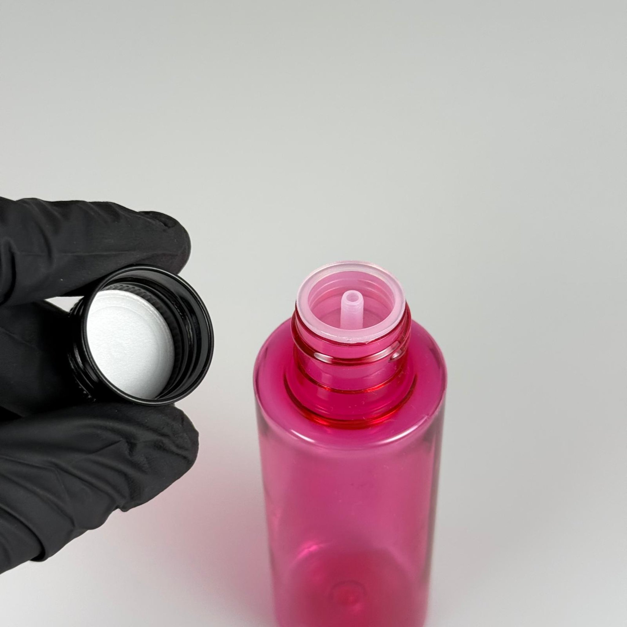 100 CC PEMBE SİLİNDİR KESKİN KÜT MODEL SERT PET ŞİŞE (17 GR - 24 AĞIZ ) + KÖPÜK CONTALI SİYAH METAL ALÜMİNYUM KAPAK + KOLONYA TIPALI TAKIM - 100 ML KAPAKLI PEMBE PET ŞİŞELER
