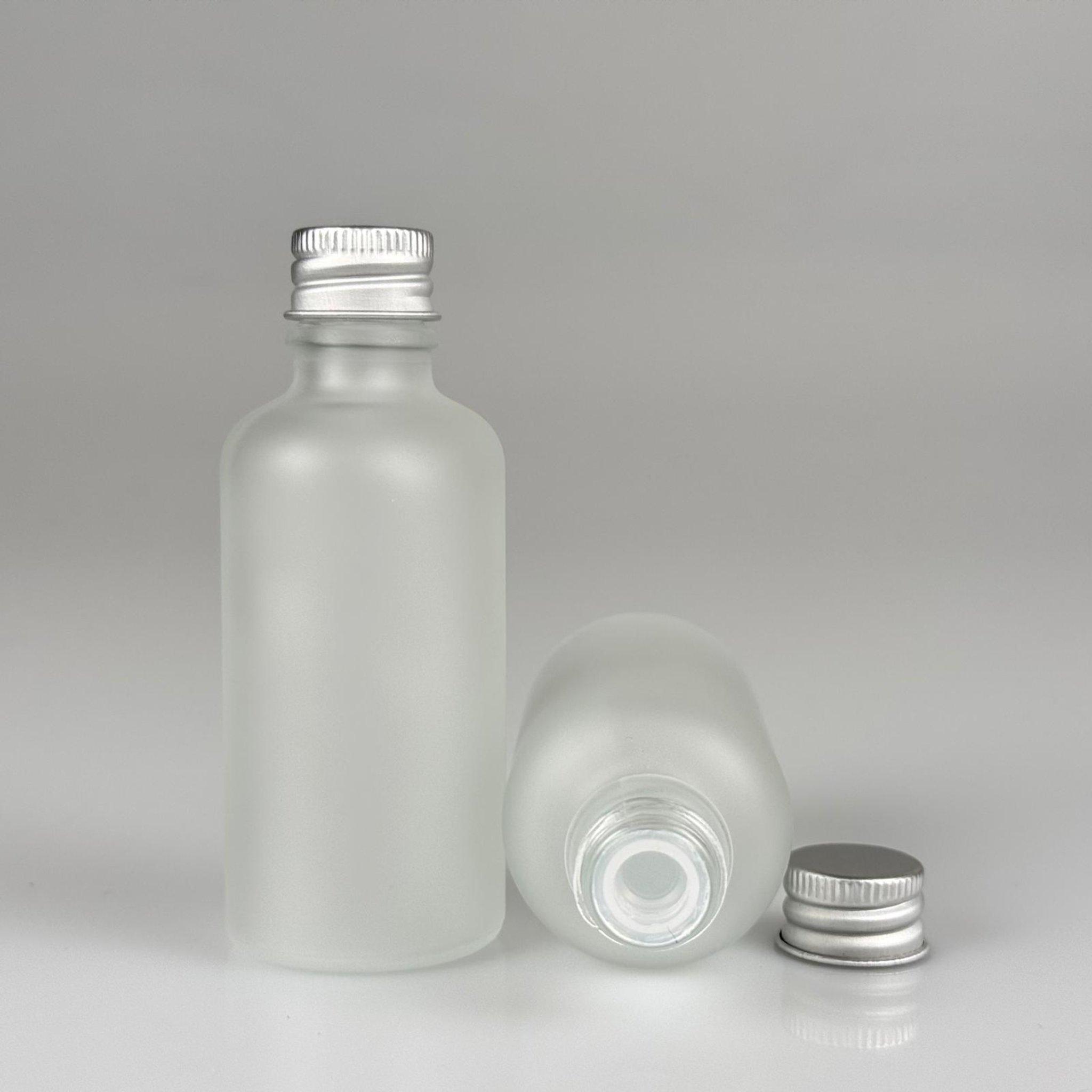 50 CC BUZLU CAM ŞİŞE + KÖPÜK CONTALI GÜMÜŞ ALÜMİNYUM METAL KAPAKLI + KÖR TIPALI TAKIM - 50 ML BUZLU CAM ŞİŞE