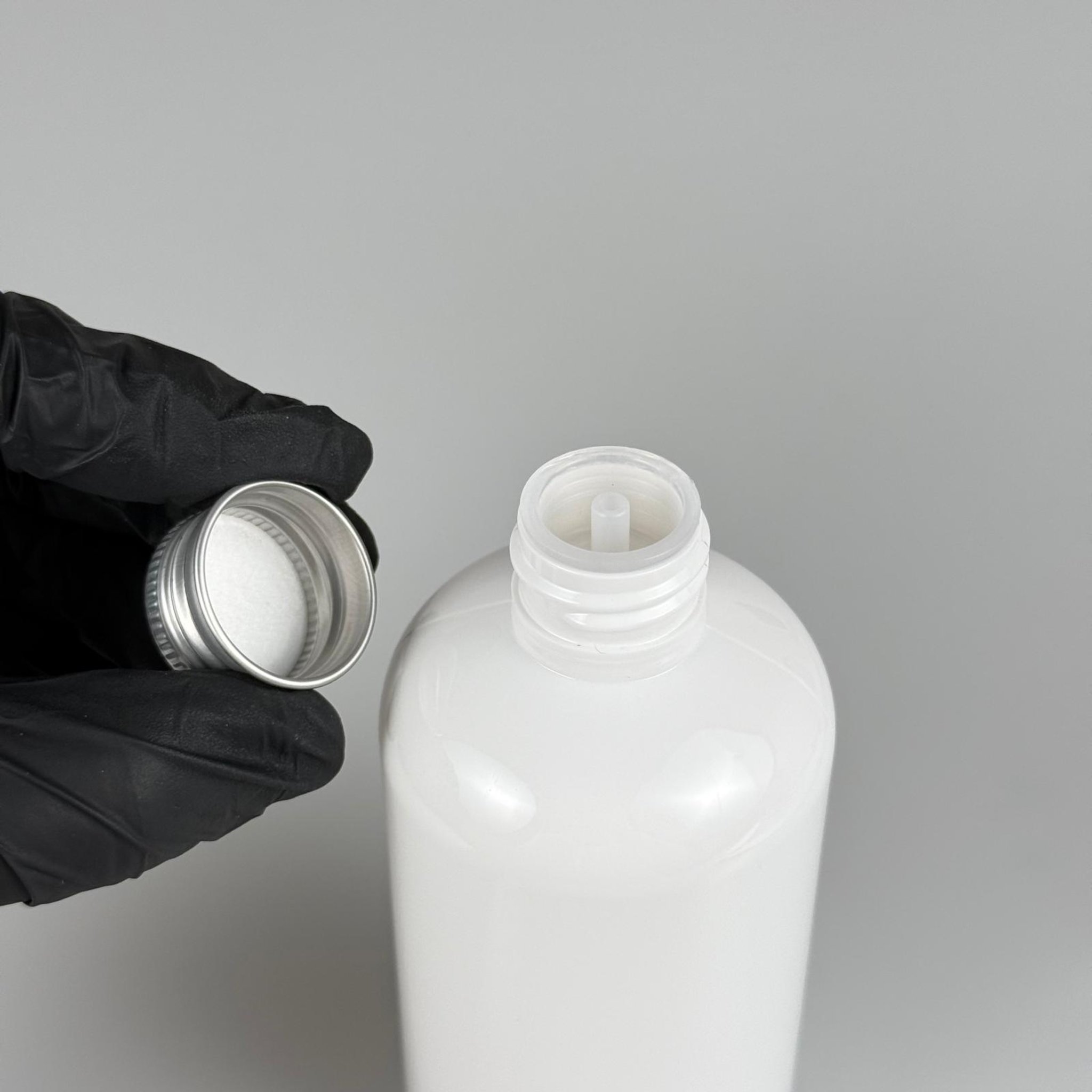 250 CC BEYAZ PLASTİK ŞİŞE ZEYNEP MODEL ( 24 AĞIZ ) + KÖPÜK CONTALI GÜMÜŞ METAL ALÜMİNYUM KAPAKLI + KOLONYA TIPALI TAKIM - 250 ML KAPAKLI BEYAZ TOMBUL PET ŞİŞELER
