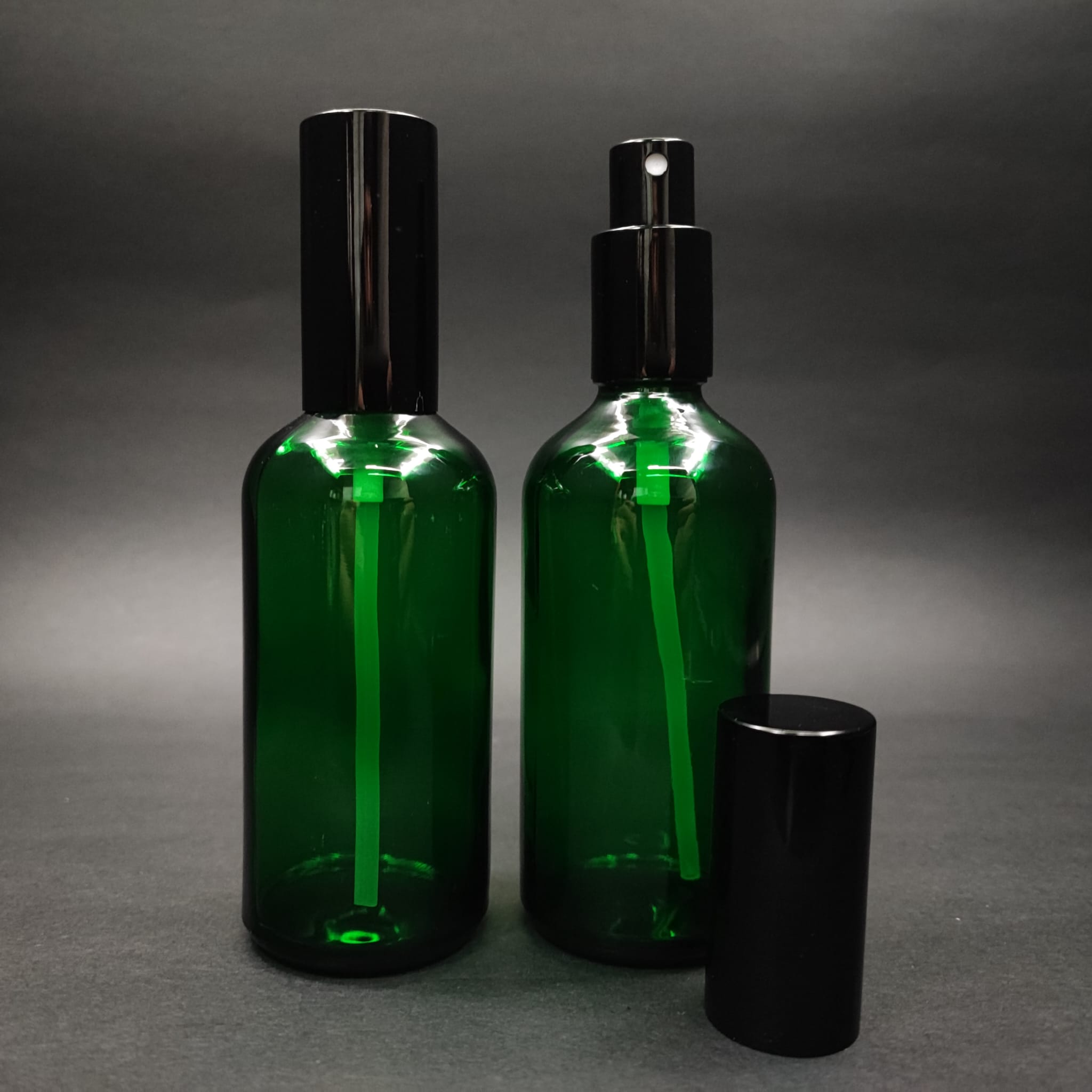 100 ML LÜKS VİDALI VALF ÇEVİRME PARFÜM ŞİŞELERİ - 100 CC YEŞİL CAM ŞİŞE - SİYAH METAL SPREYLİ KAPAKLI SET