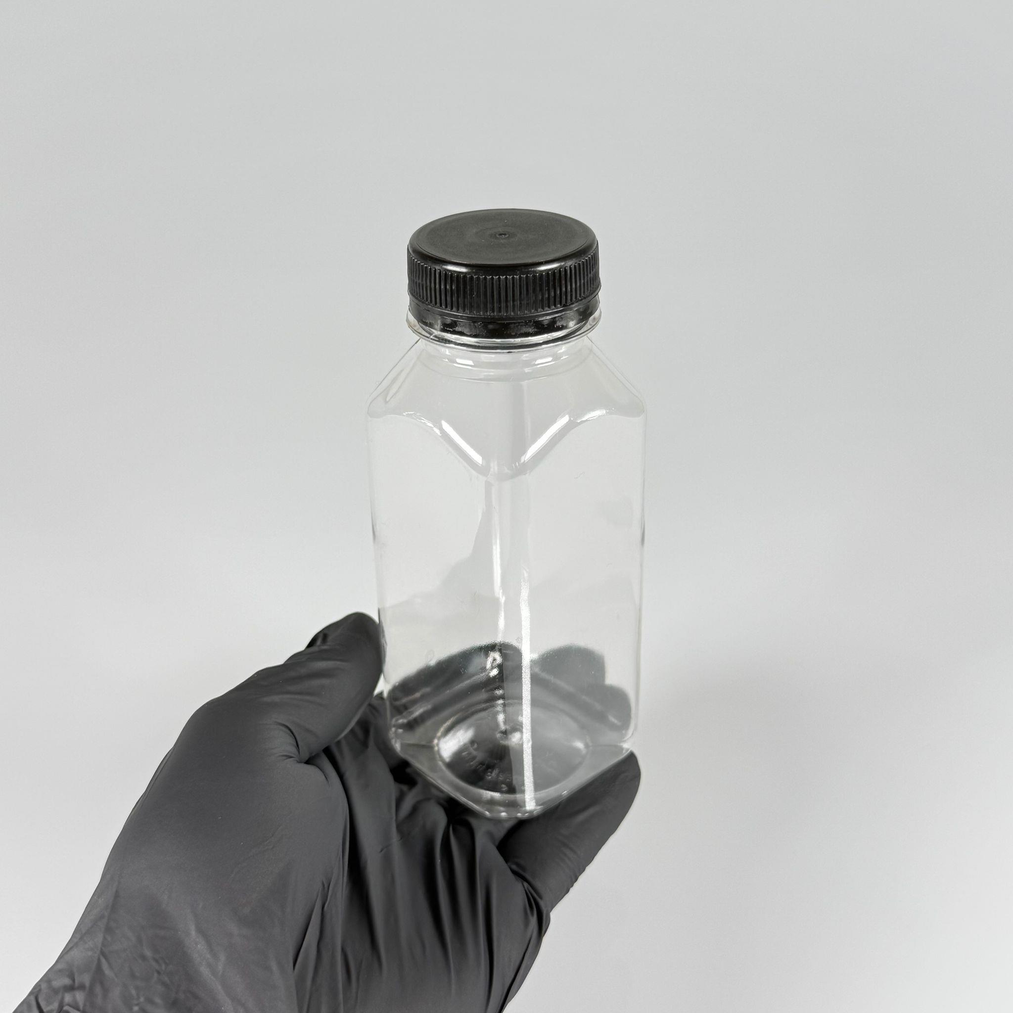 250 CC KÖŞELİ KARE PET ŞİŞE (18,5 GR) - 38 MM GENİŞ AĞIZLI SİYAH KİLİTLİ KAPAKLI - 250 ML DETOX, MEYVE SUYU, SMOOTHIE, AYRAN, SÜT, MEŞRUBAT VB İÇİN BOŞ PLASTİK ŞİŞELER