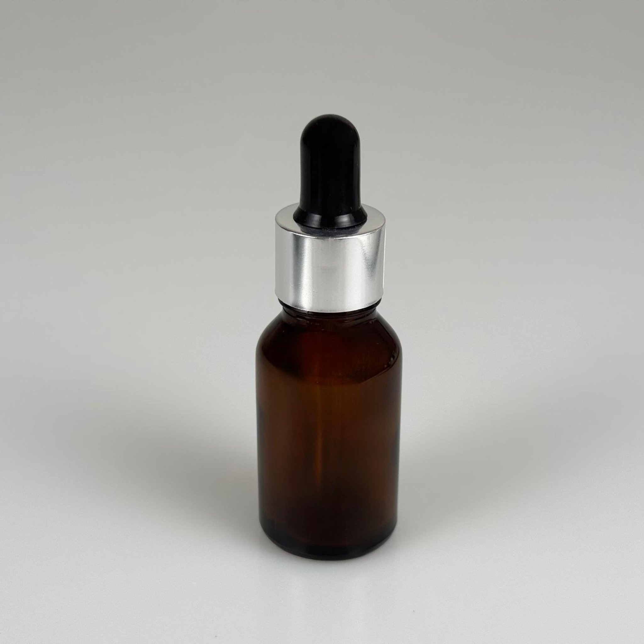 15 CC AMBER CAM DAMLALIKLI ŞİŞE - SİYAH EMZİK - METALİK GÜMÜŞ KAPAK - 15 ML KAHVERENGİ CAM DAMLALIKLI ŞİŞE