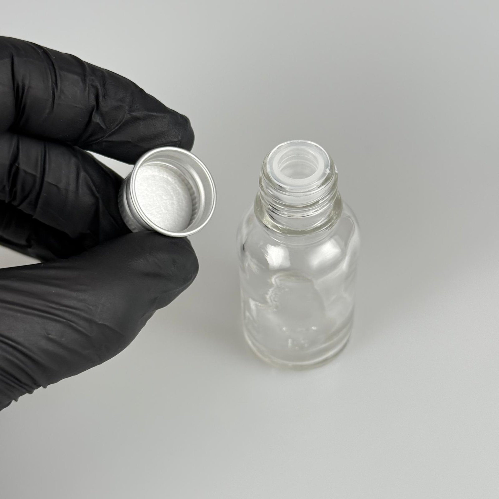 15 CC ŞEFFAF CAM ŞİŞE + KÖPÜK CONTALI GÜMÜŞ ALÜMİNYUM METAL KAPAKLI + KÖR TIPALI TAKIM - 15 ML ŞEFFAF CAM ŞİŞE