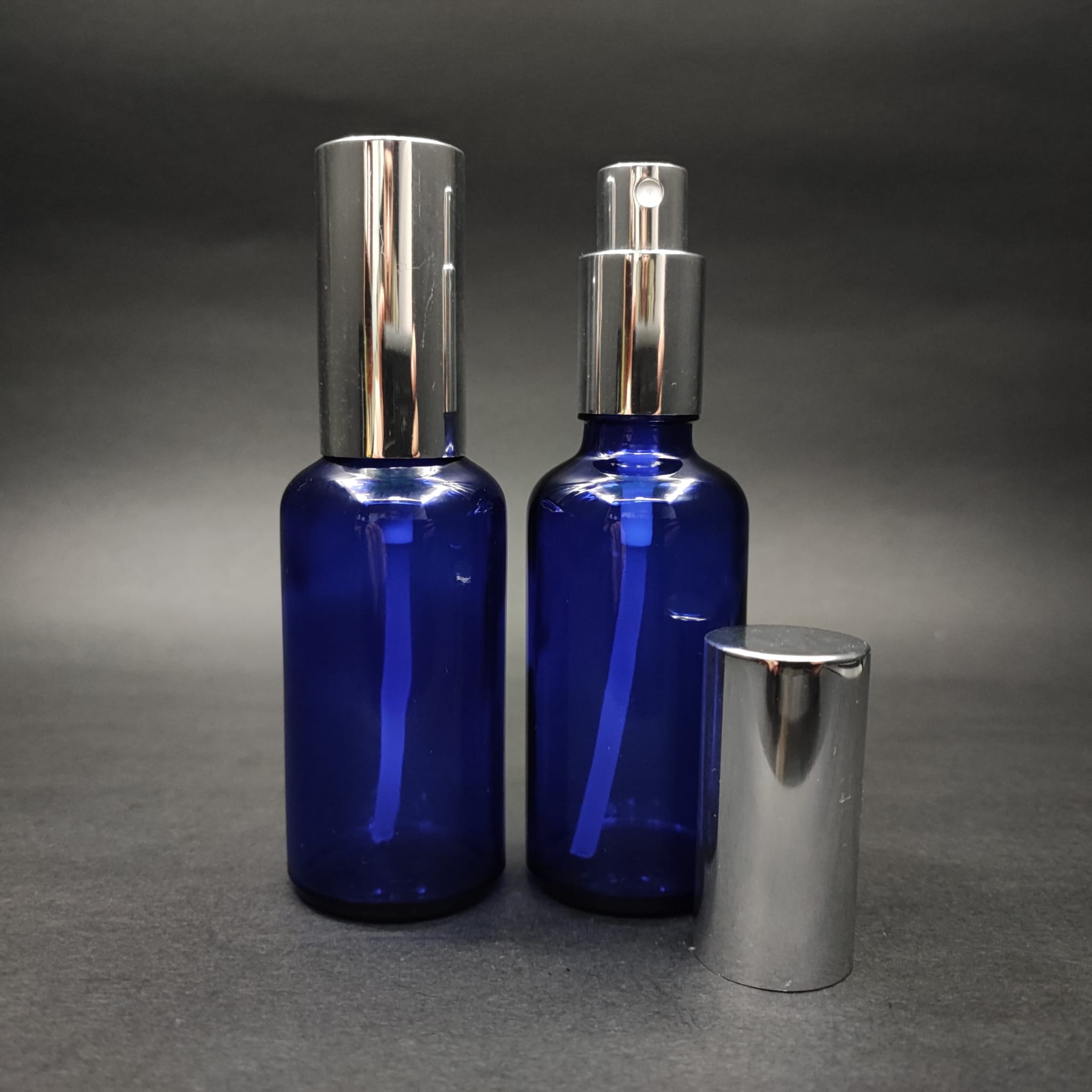 50 ML LÜKS VİDALI VALF ÇEVİRME PARFÜM ŞİŞELERİ - 50 CC MAVİ CAM ŞİŞE - GÜMÜŞ METAL SPREYLİ KAPAKLI SET
