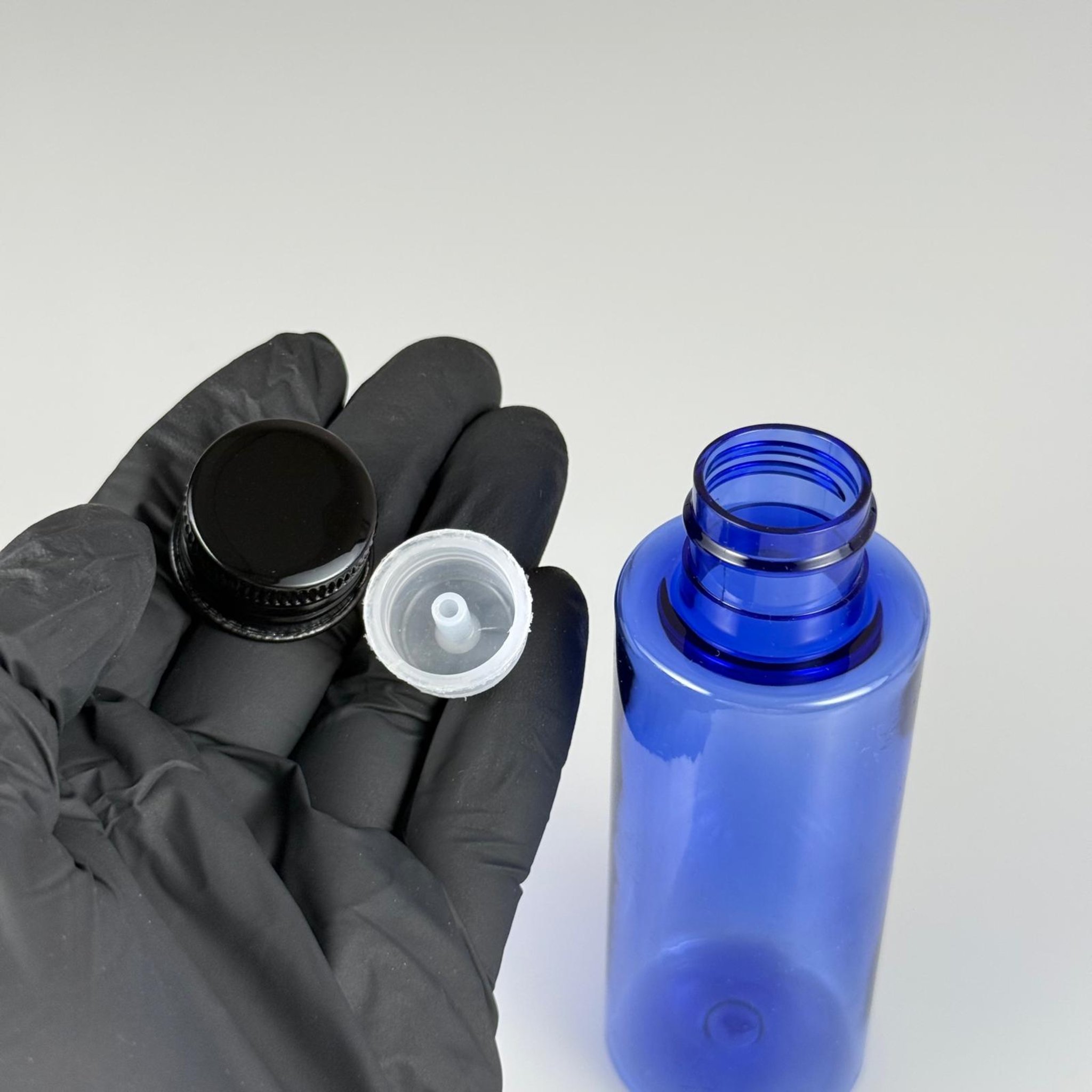 100 CC MAVİ SİLİNDİR KESKİN KÜT MODEL SERT PET ŞİŞE (17 GR - 24 AĞIZ ) + KÖPÜK COMTALI SİYAH METAL ALÜMİNYUM KAPAK + KOLONYA TIPALI TAKIM - 100 ML KAPAKLI MAVİ PET ŞİŞELER