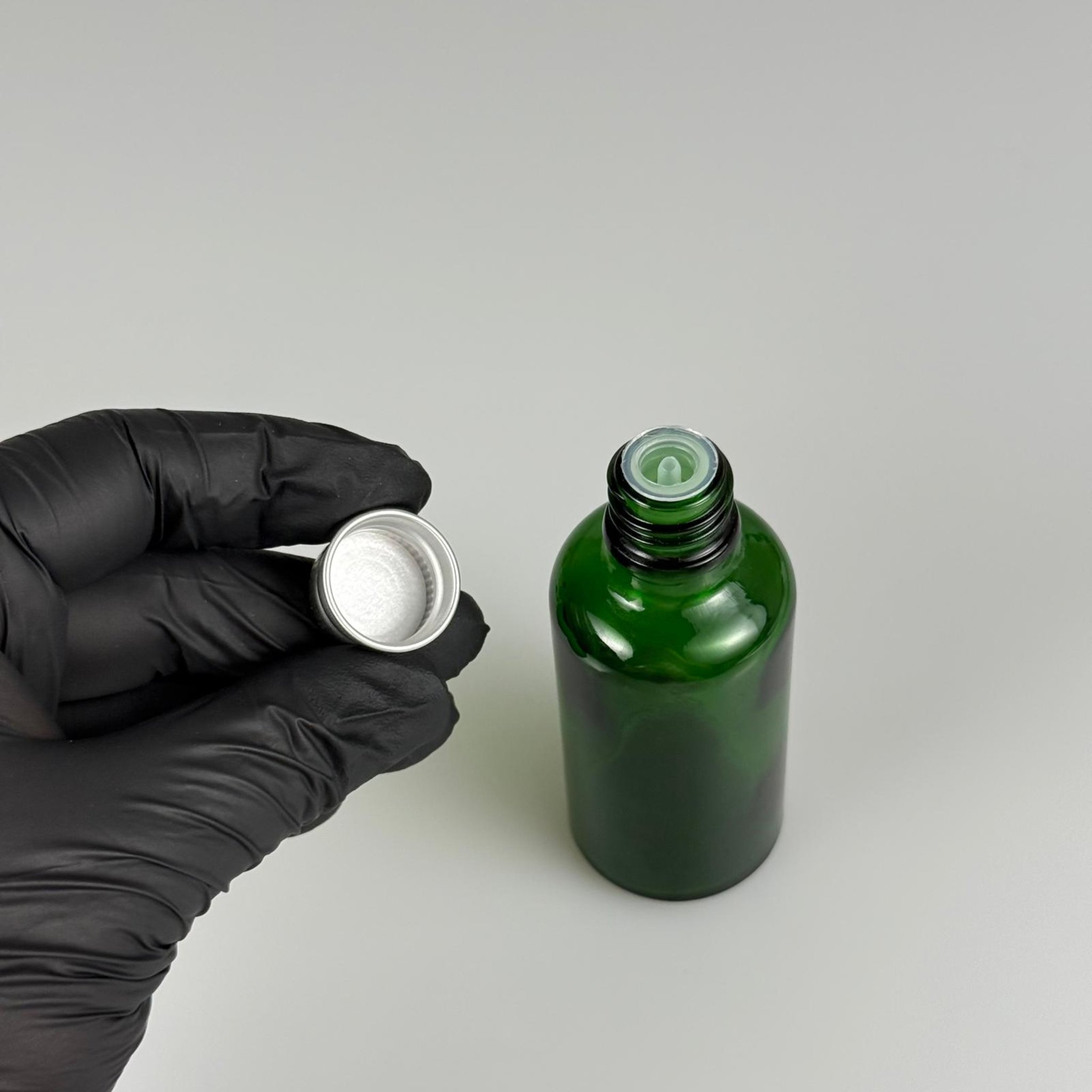 50 CC YEŞİL CAM ŞİŞE + KÖPÜK CONTALI GÜMÜŞ ALÜMİNYUM METAL KAPAKLI + DAMLALIKLI KOLONYA TIPALI TAKIM - 50 ML YEŞİL CAM ŞİŞE