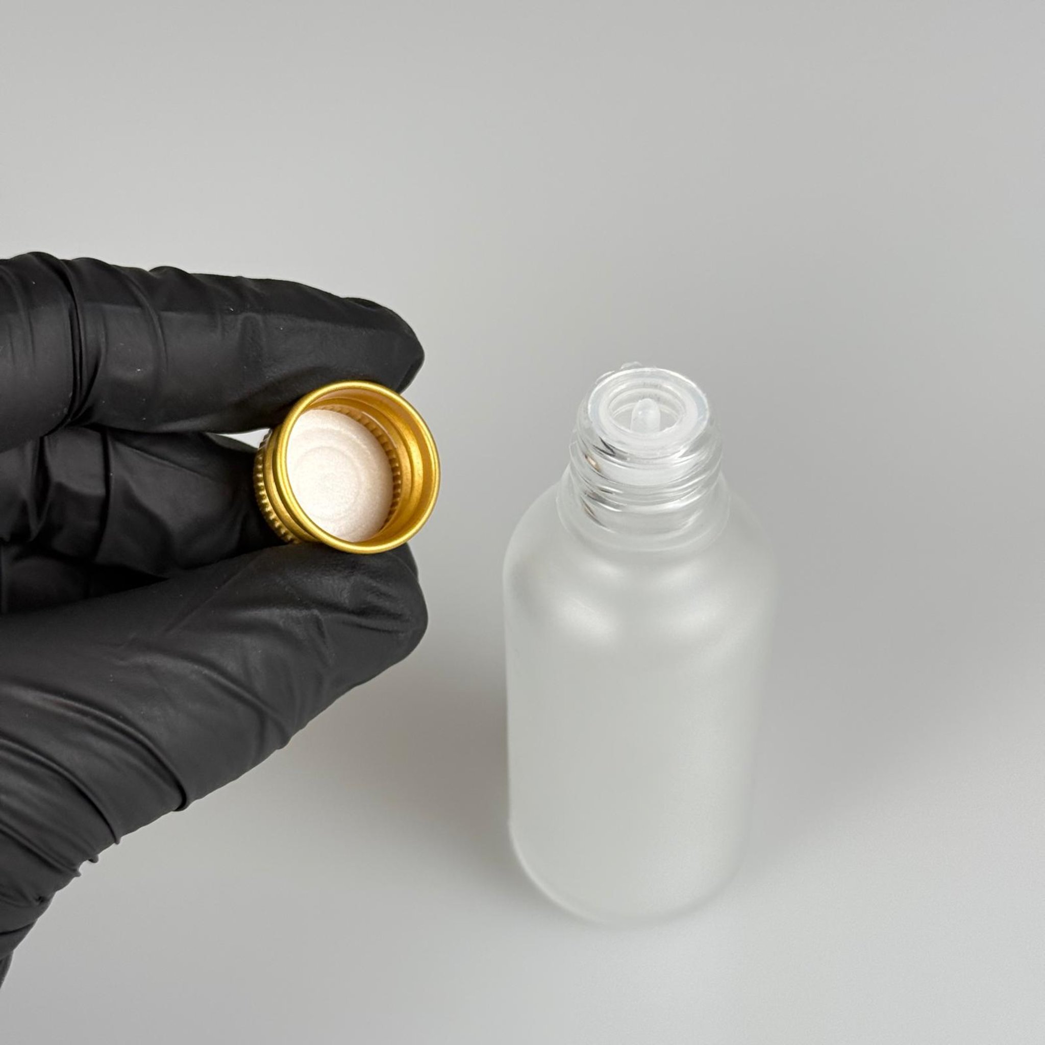 30 CC BUZLU CAM ŞİŞE + KÖPÜK CONTALI GOLD ALÜMİNYUM METAL KAPAKLI + KOLONYA TIPALI TAKIM - 30 ML BUZLU CAM ŞİŞE