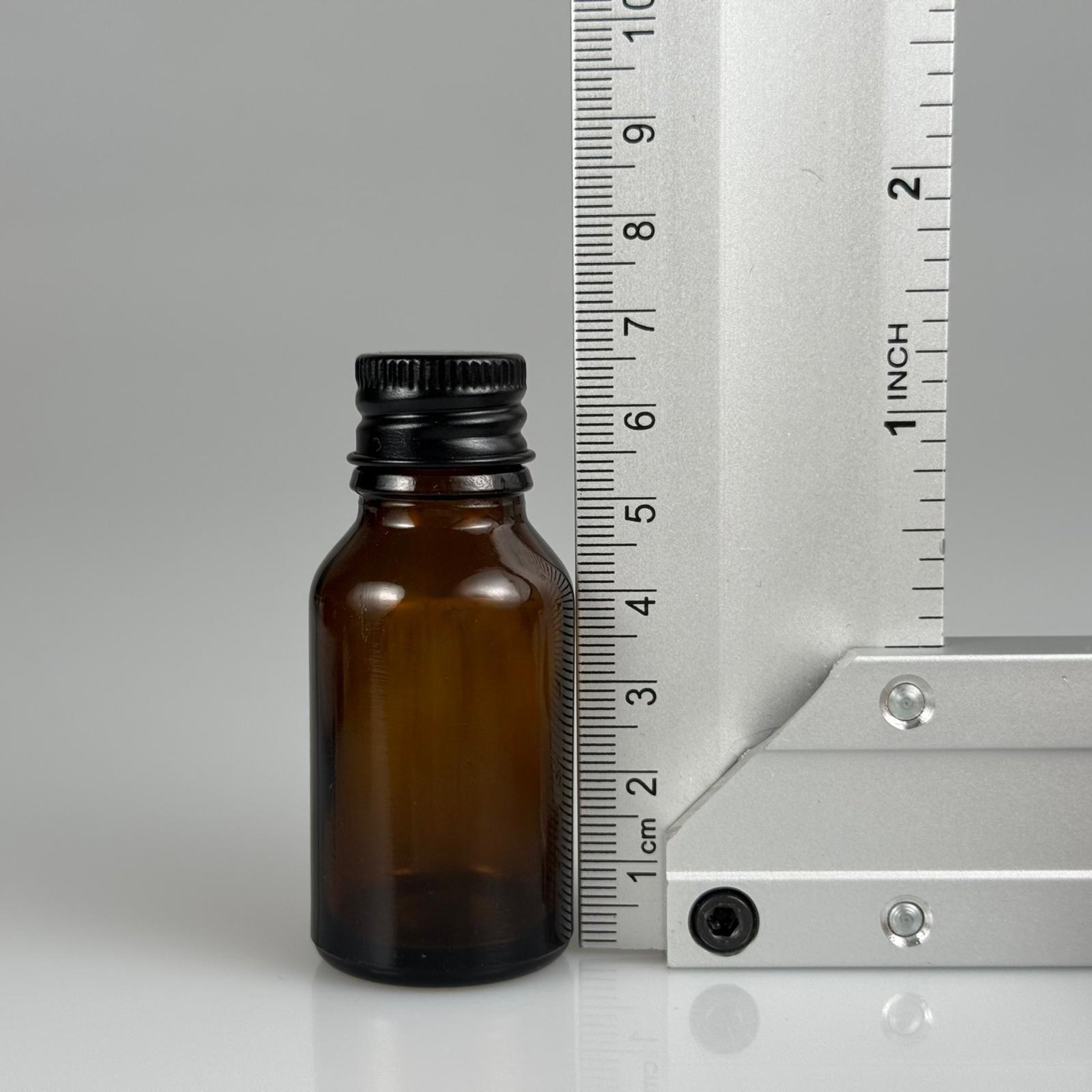 15 CC AMBER CAM ŞİŞE + KÖPÜK CONTALI SİYAH ALÜMİNYUM METAL KAPAKLI TAKIM - 15 ML KAHVERENGİ CAM ŞİŞE