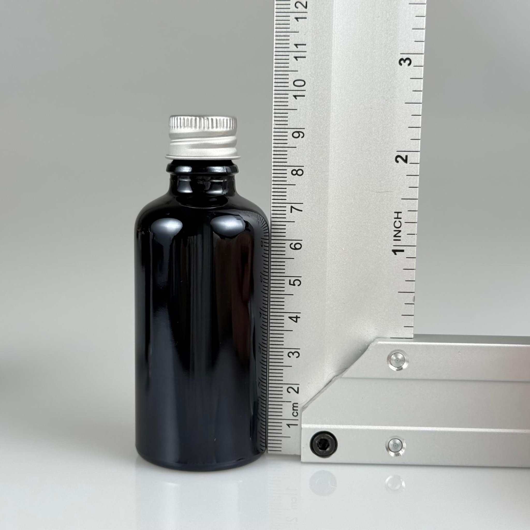 50 CC SİYAH CAM ŞİŞE + KÖPÜK CONTALI GÜMÜŞ ALÜMİNYUM METAL KAPAKLI + DAMLALIKLI KOLONYA TIPALI TAKIM - 50 ML SİYAH CAM ŞİŞE
