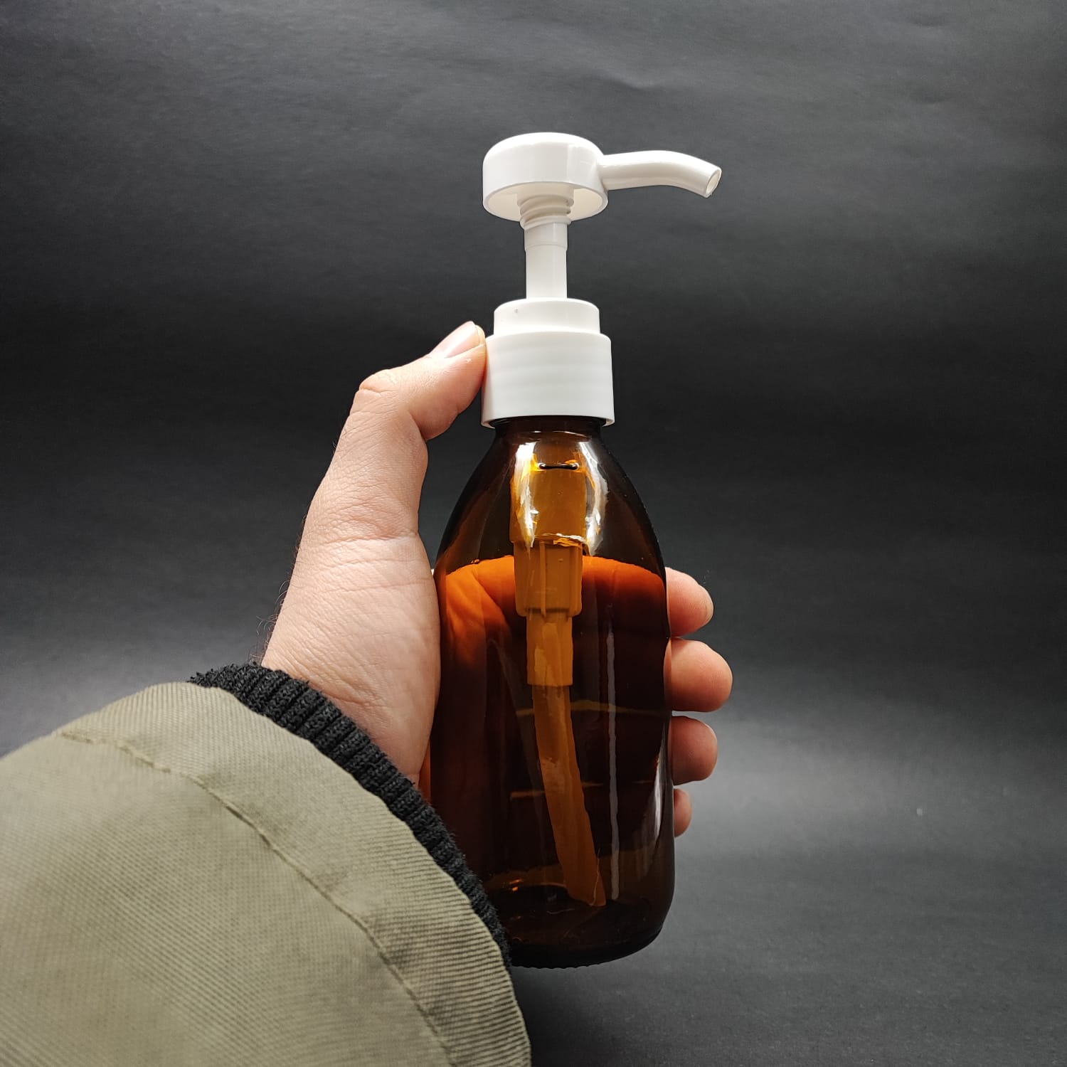 200 CC AMBER CAM ŞİŞE - BEYAZ DOZAJ POMPALI (HER BASMADA 4 CC SIVI ATAR) - 200 ML POMPALI ŞİŞE - ŞURUP, ŞAMPUAN, KREM GİBİ YOĞUN KIVAMLI SIVILARDA KULLANILIR
