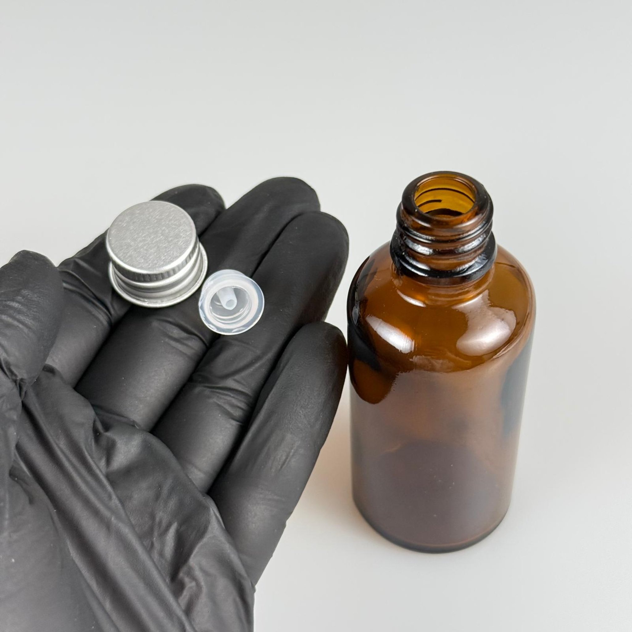 50 CC AMBER CAM ŞİŞE + KÖPÜK CONTALI GÜMÜŞ ALÜMİNYUM METAL KAPAKLI + DAMLALIKLI KOLONYA TIPALI TAKIM - 50 ML KAHVERENGİ CAM ŞİŞE