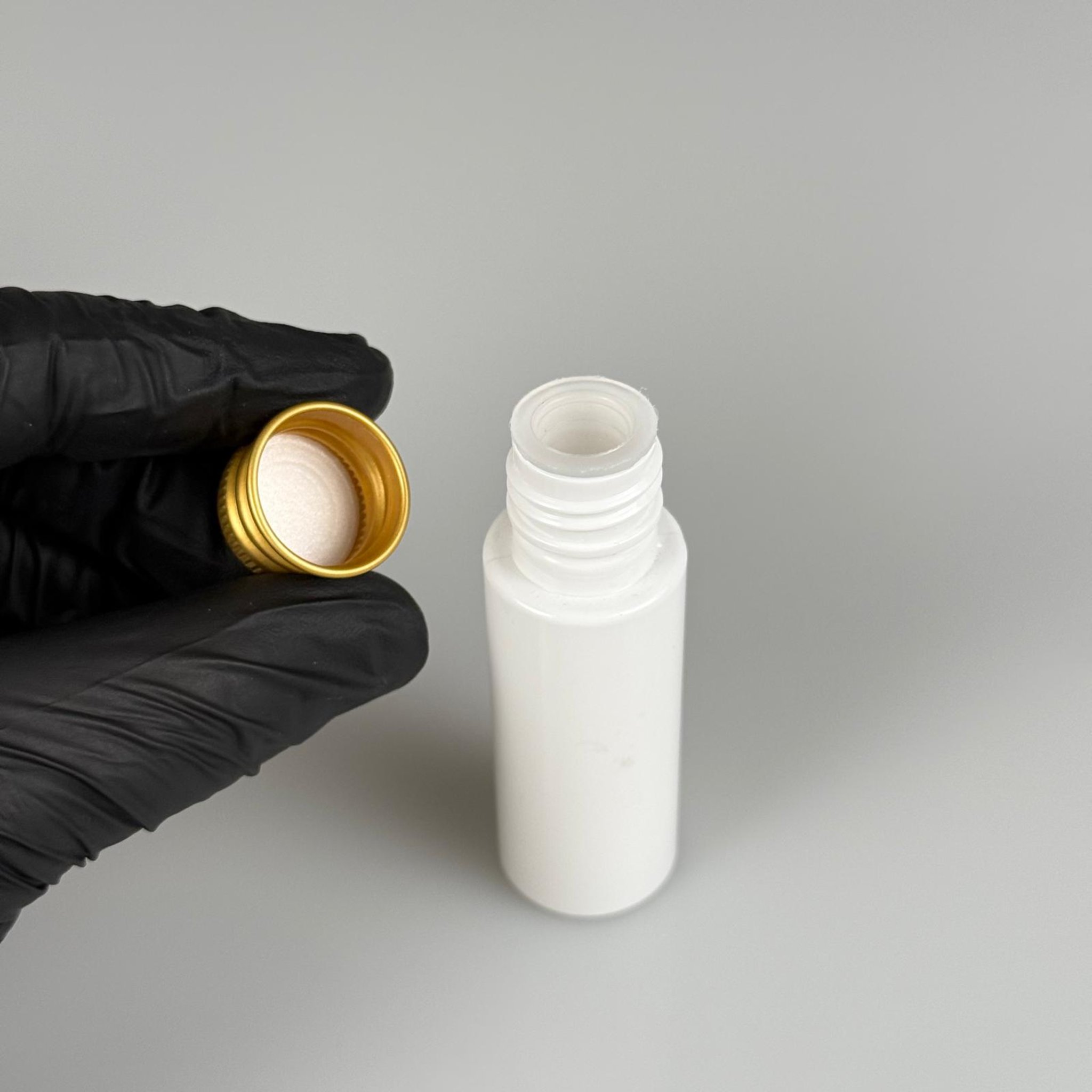 20 CC BEYAZ PET ŞİŞE + KÖPÜK CONTALI GOLD ALÜMİNYUM METAL KAPAKLI + KÖR TIPALI TAKIM - 20 ML PLASTİK ŞİŞE