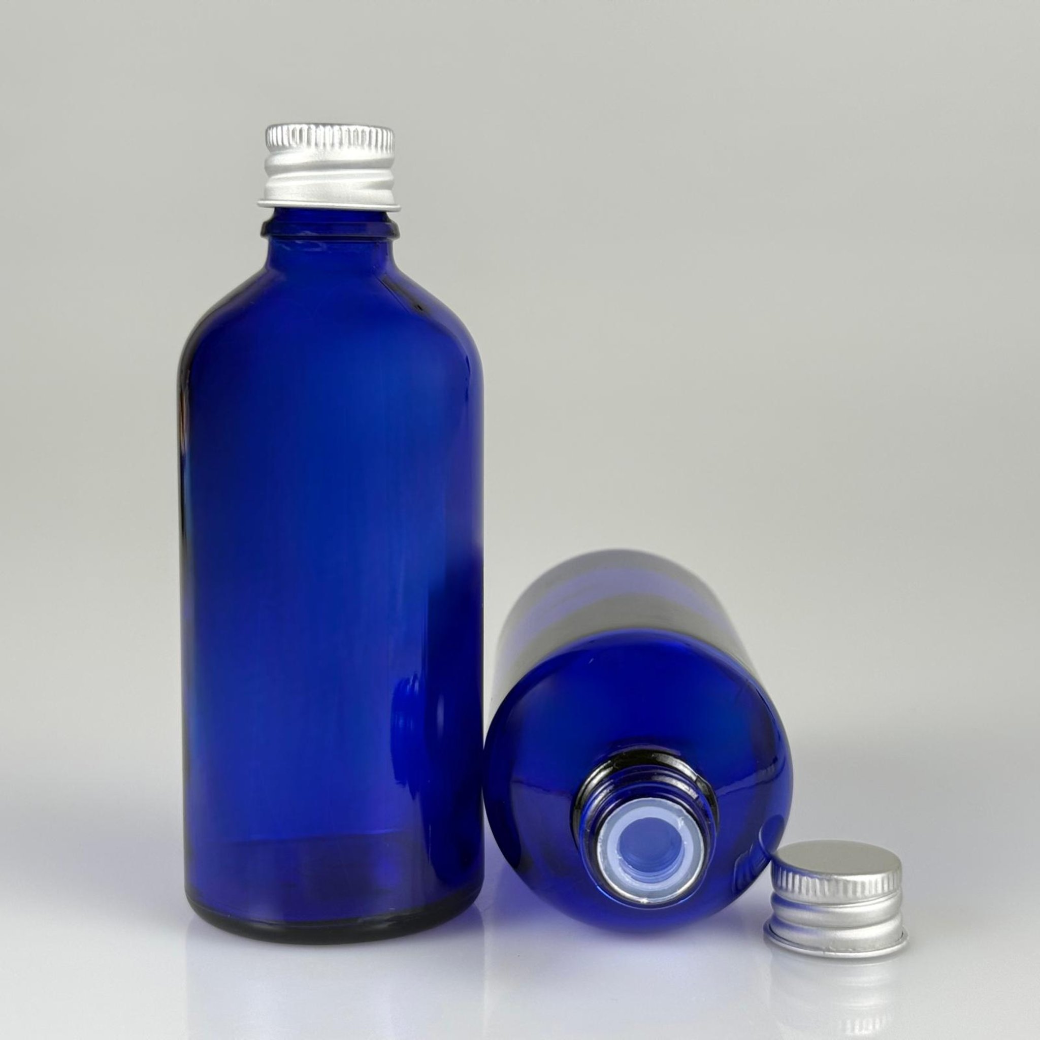 100 CC MAVİ CAM ŞİŞE + KÖPÜK CONTALI GÜMÜŞ ALÜMİNYUM METAL + KÖR TIPALI KAPAKLI TAKIM - 100 ML MAVİ CAM ŞİŞE