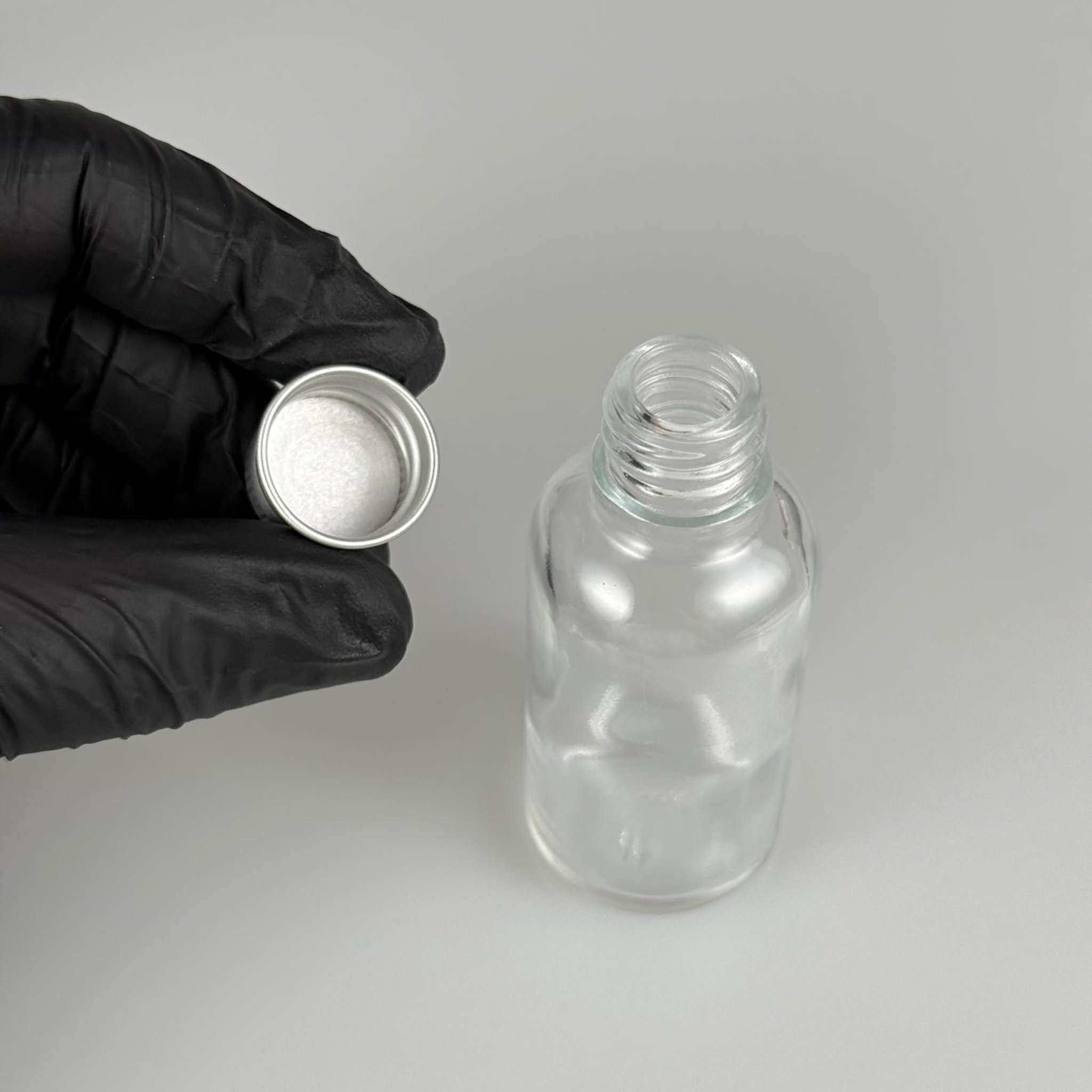 30 CC ŞEFFAF CAM ŞİŞE + KÖPÜK CONTALI GÜMÜŞ ALÜMİNYUM METAL KAPAKLI TAKIM - 30 ML ŞEFFAF CAM ŞİŞE