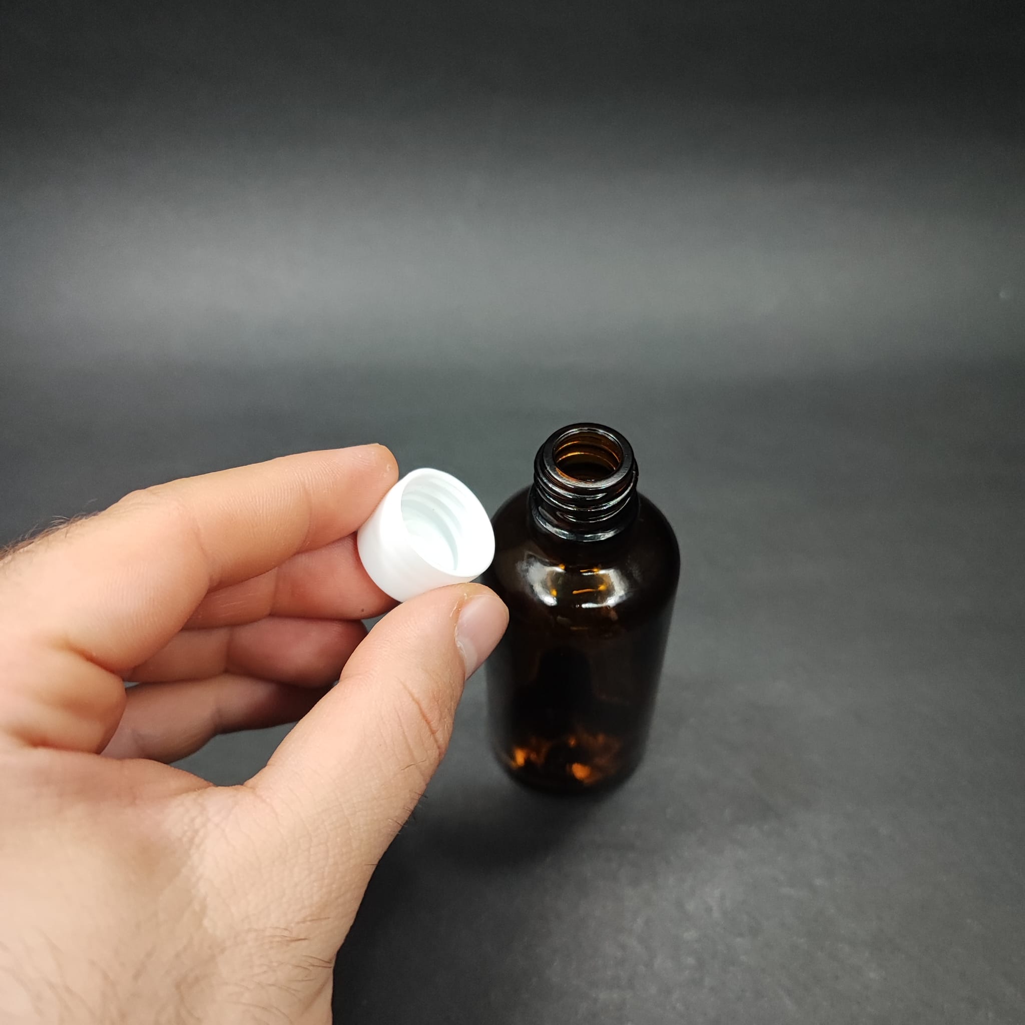 50 CC AMBER CAM ŞİŞE + KENDİNDEN CONTALI SIZDIRMAZ BEYAZ KAPAK - 50 ML KAPAKLI KAHVERENGİ CAM ŞİŞE
