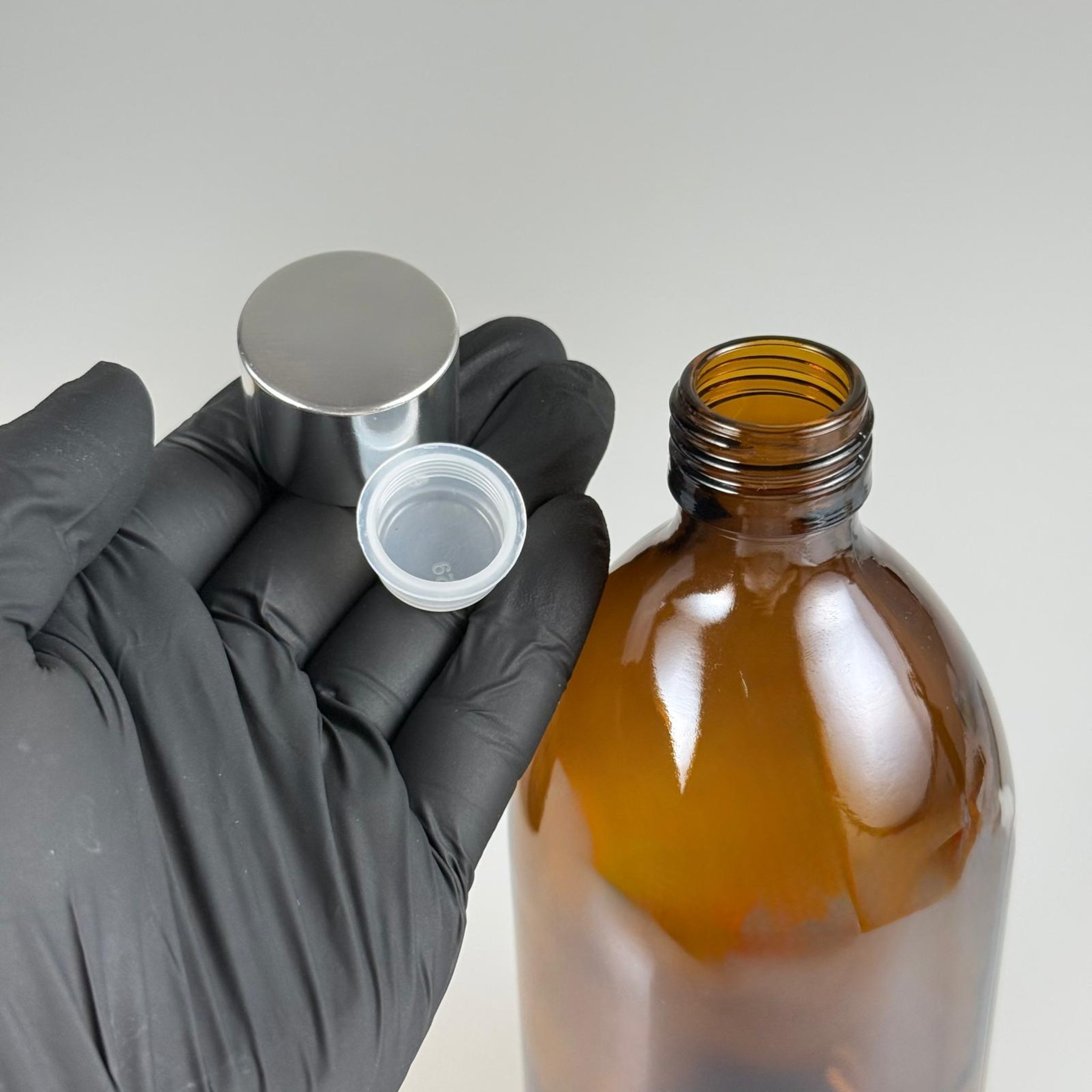 500 CC AMBER TOMBUL ÖZEL SERİ CAM ŞİŞE + ALÜMİNYUM KAPLAMALI GÜMÜŞ KAPAKLI + KÖR TIPALI TAKIM - 500 ML KAHVERENGİ CAM ŞİŞE