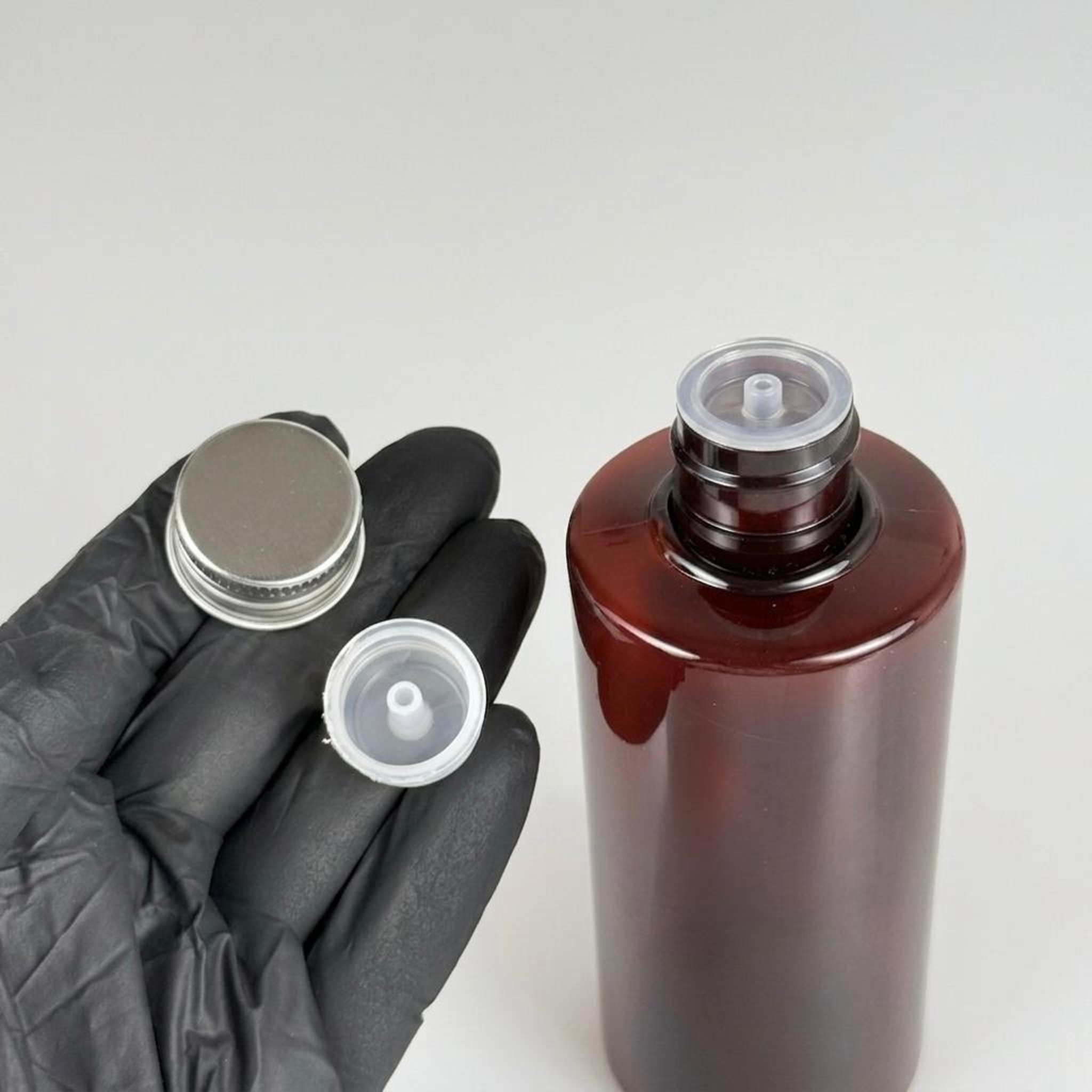 200 CC AMBER SİLİNDİR KESKİN KÜT MODEL SERT PET ŞİŞE (27 GR - 24 AĞIZ ) + KÖPÜK CONTALI GÜMÜŞ METAL ALÜMİNYUM KAPAKLI + KOLONYA TIPALI TAKIM - 200 ML KAPAKLI KAHVERENGİ PET ŞİŞELER