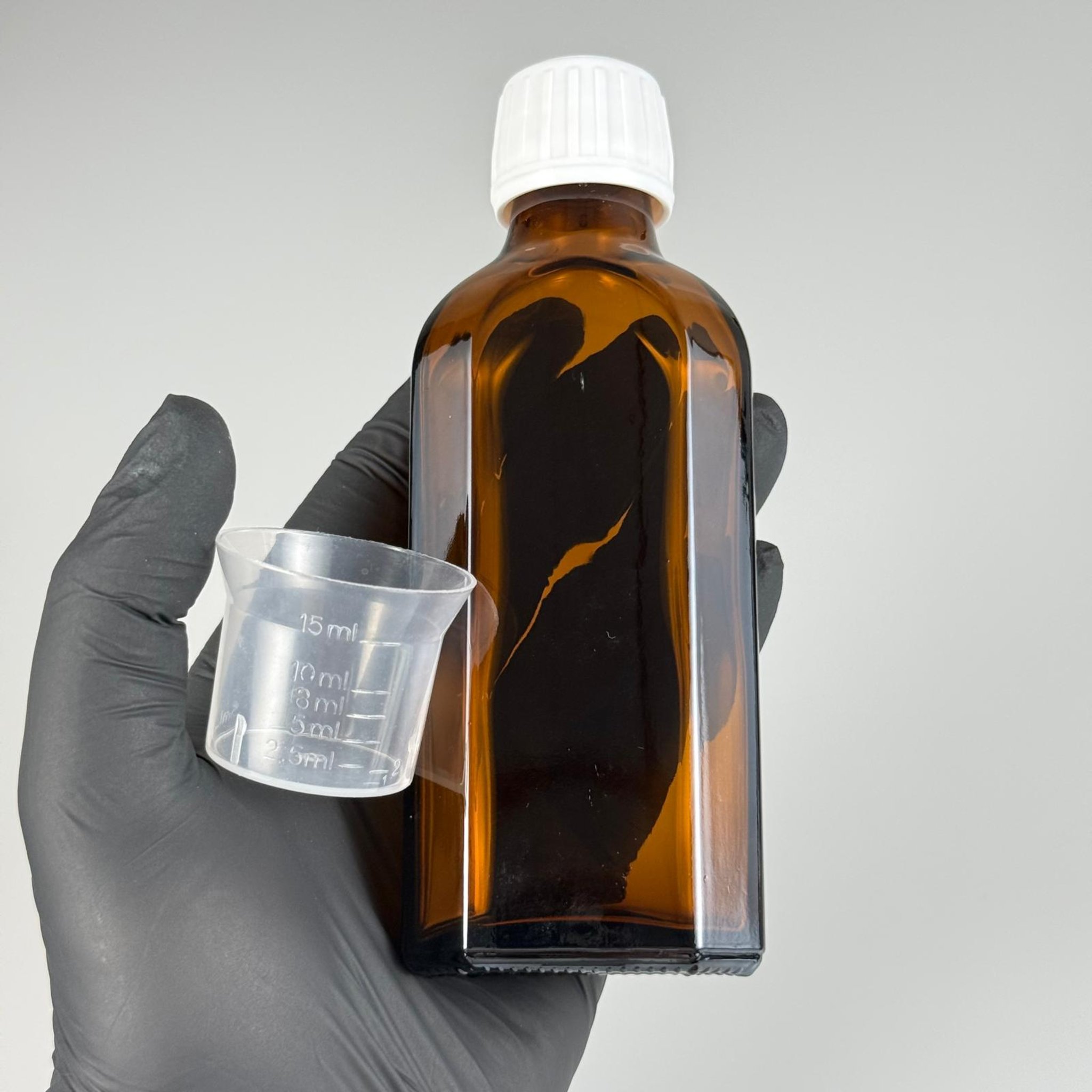 100 CC AMBER YASSI CAM ŞİŞE + BEYAZ KİLİTLİ ECZA KAPAK + 15 ML ÖLÇEK TAKIM 100 ML KAHVERENGİ YASSI MODEL CAM ŞİŞE