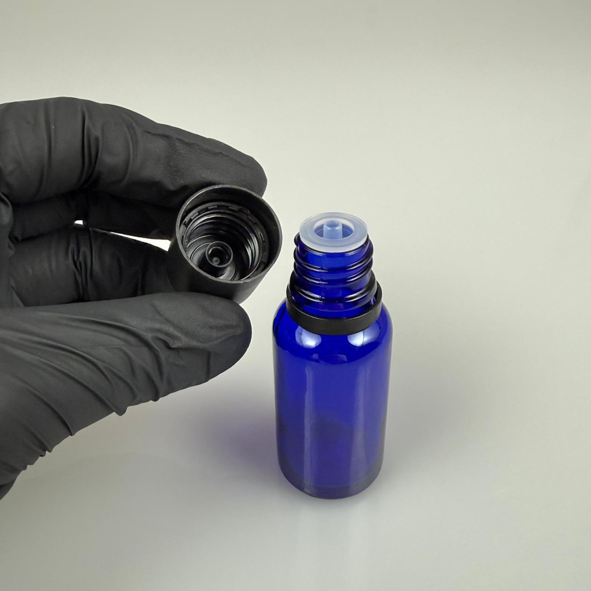 20 CC MAVİ CAM ŞİŞE + İÇTEN DAMLALIKLI ÇOCUK KİLİTLİ SİYAH KAPAK - MAVİ 20 ML KİLİT KAPAKLI DAMLATMALI ŞİŞE