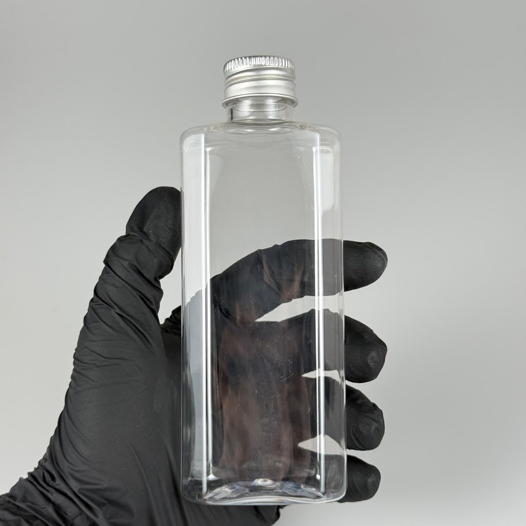 200 CC YASSI MODEL ŞEFFAF PET ŞİŞE (24 AĞIZ) + KÖPÜK CONTALI GÜMÜŞ METAL ALÜMİNYUM KAPAK KOLONYA TIPALI TAKIM - 200 ML KAPAKLI PLASTİK ŞİŞELER