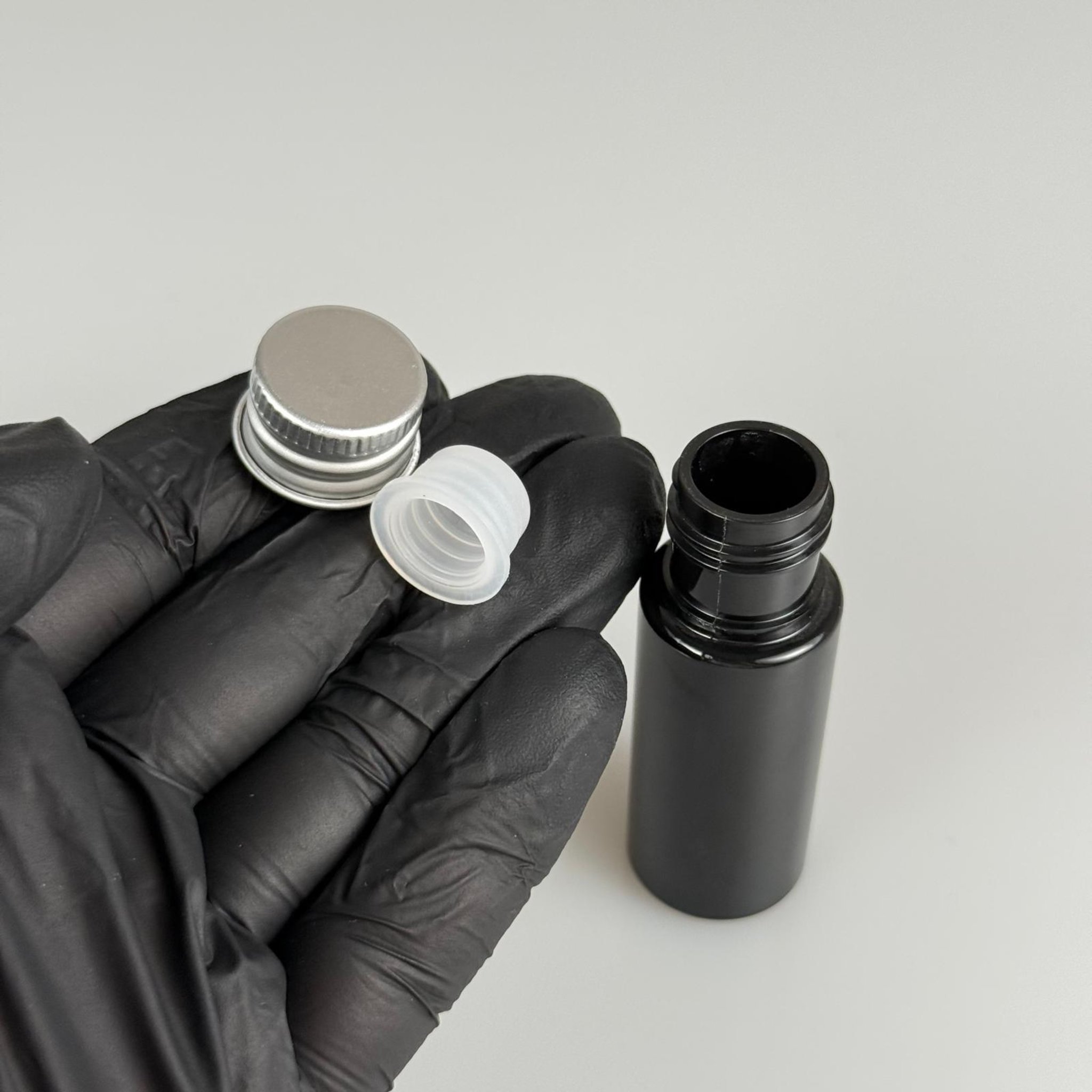 15 CC SİYAH SİLİNDİR PET ŞİŞE + KÖPÜK CONTALI GÜMÜŞ ALÜMİNYUM METAL KAPAKLI + KÖR TIPALI TAKIML - 15 ML SİYAH PET ŞİŞE