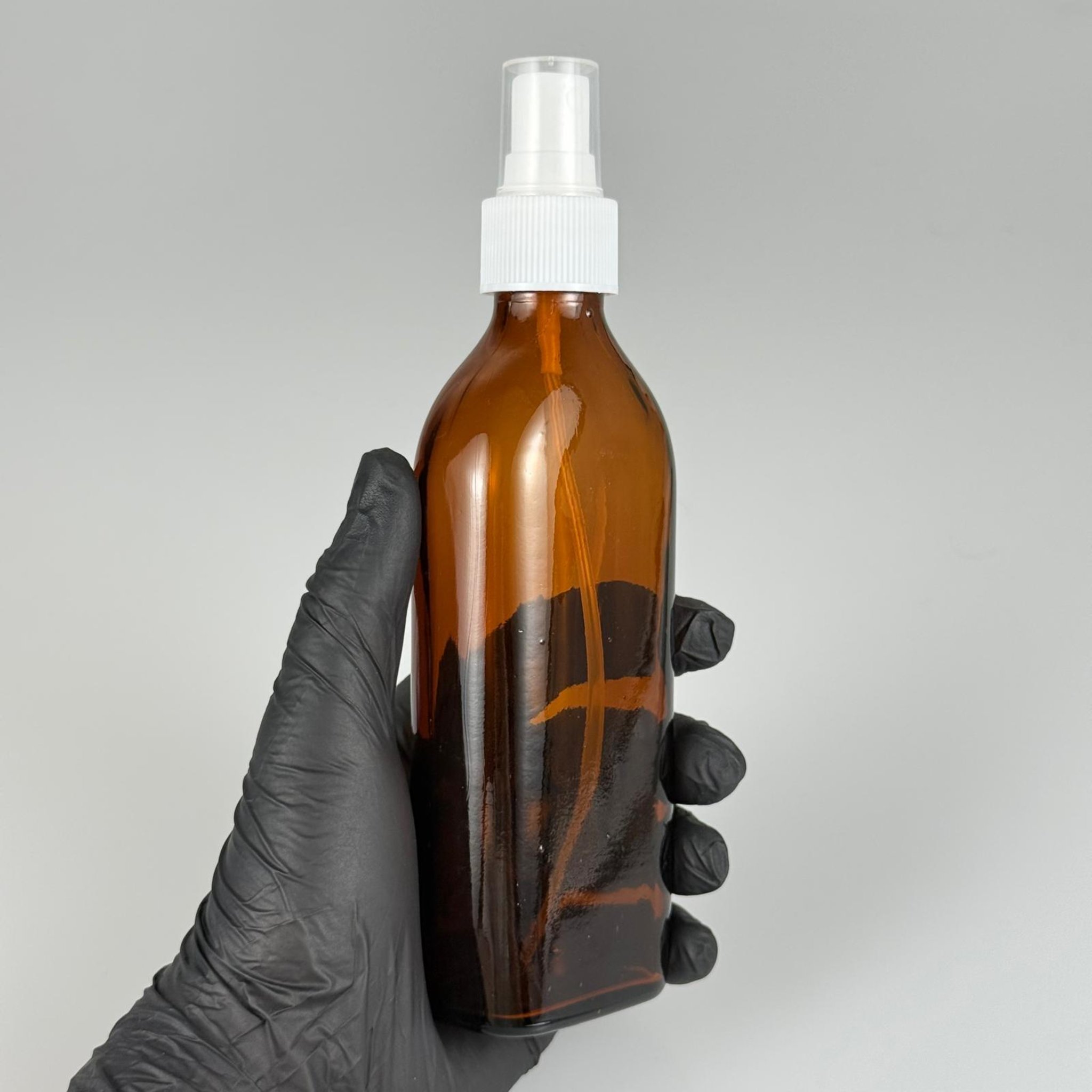 150 ML YASSI AMBER SPREYLİ CAM ŞİŞE - 150 CC YASSI KAHVERENGİ CAM ŞİŞE + 25 MM BEYAZ SPREY FISFIS TAKIM