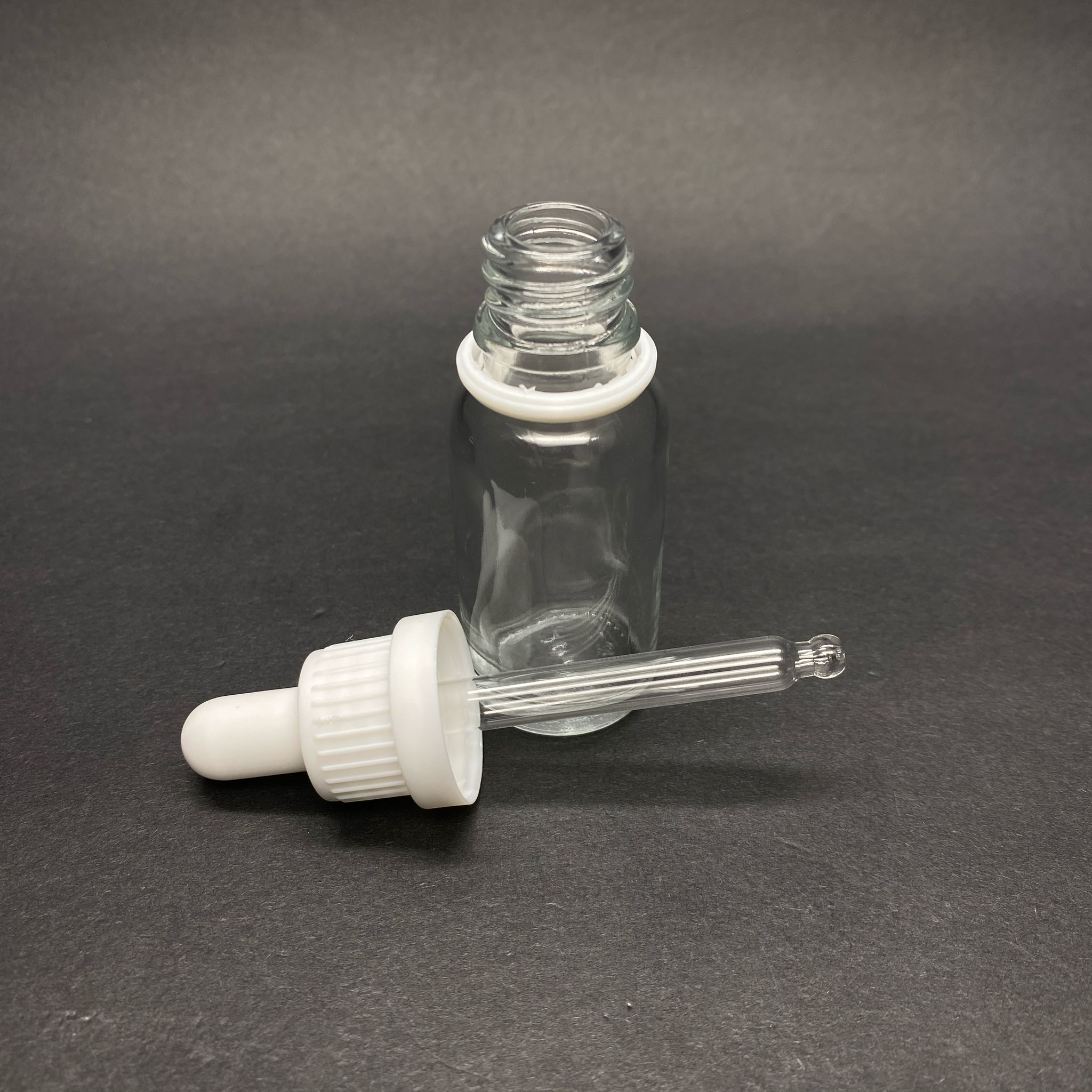 20 CC ŞEFFAF CAM DAMLALIKLI ŞİŞE - BEYAZ EMZİK - BEYAZ KİLİTLİ PLASTİK KAPAK - 20 ML SAYDAM CAM DAMLALIKLI ŞİŞE