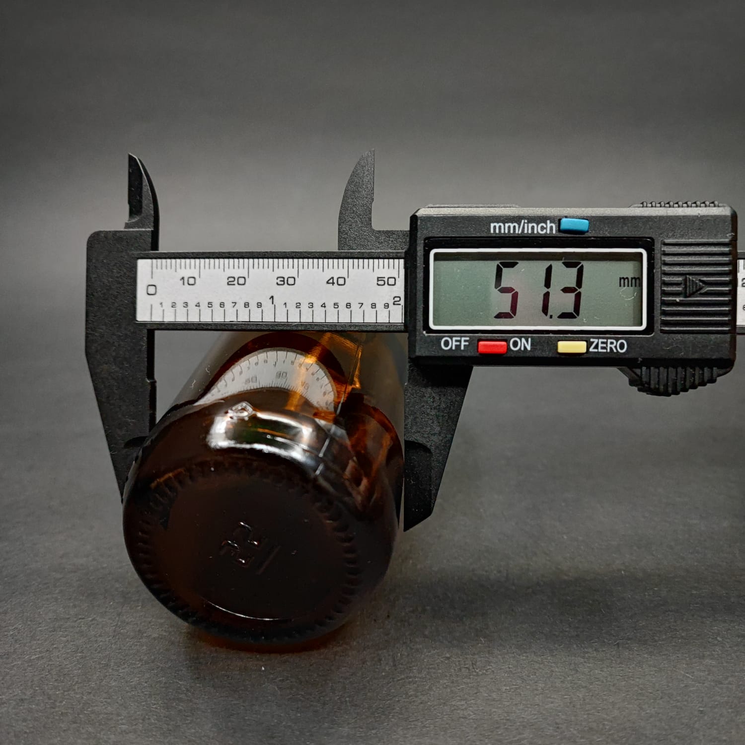 150 ML DOLUMU KOLAY, GENİŞ AĞIZLI İÇTEN DAMLALIKLI ŞİŞE (25 MM AĞIZ) - 150 CC SİYAH CONTALI KAPAKLI İÇTEN DAMLALIKLI CAM ECZA ŞİŞESİ - AMBER KAHVERENGİ