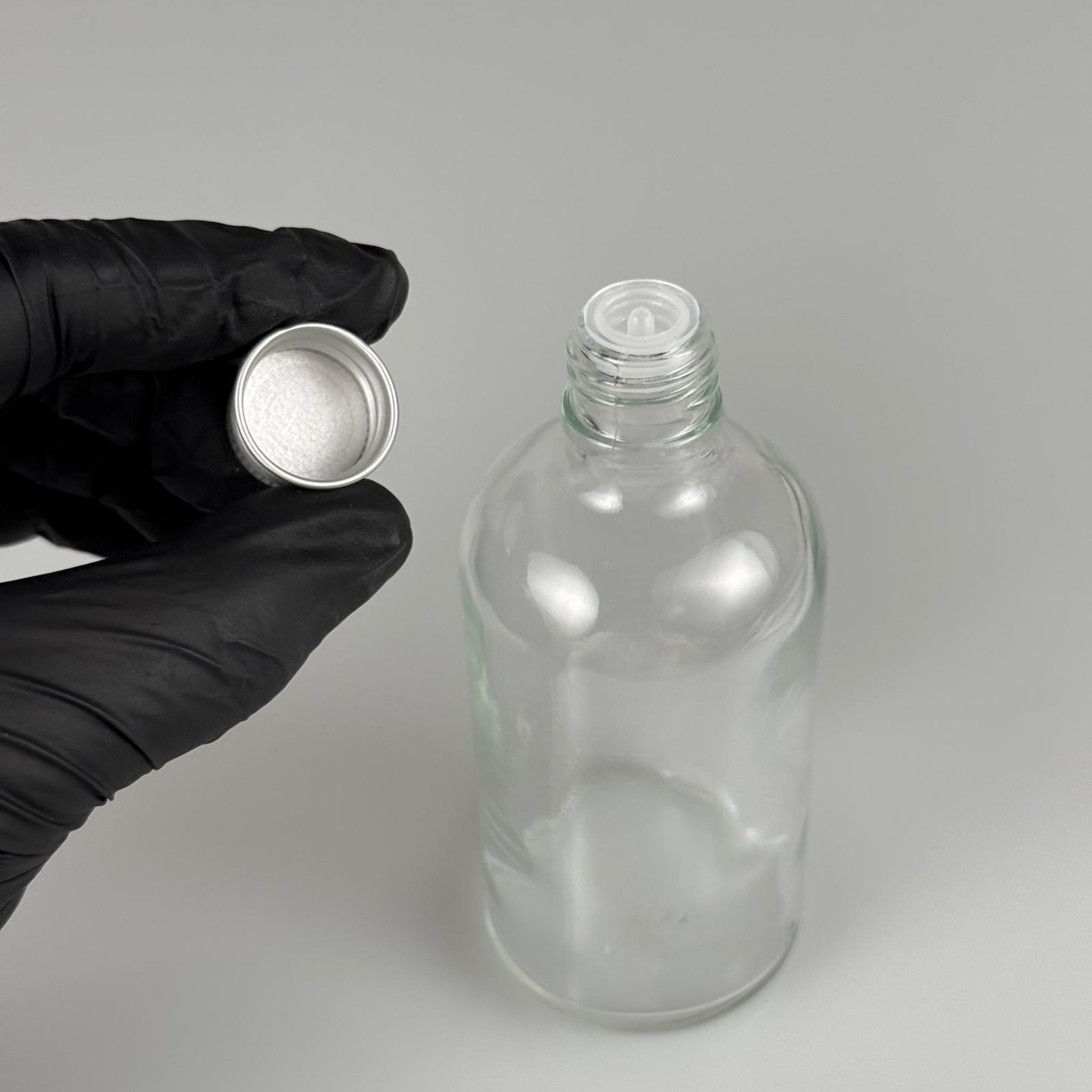 100 CC ŞEFFAF CAM ŞİŞE + KÖPÜK CONTALI GÜMÜŞ ALÜMİNYUM METAL KAPAKLI + KOLONYA TIPALI TAKIM - 100 ML ŞEFFAF CAM ŞİŞE