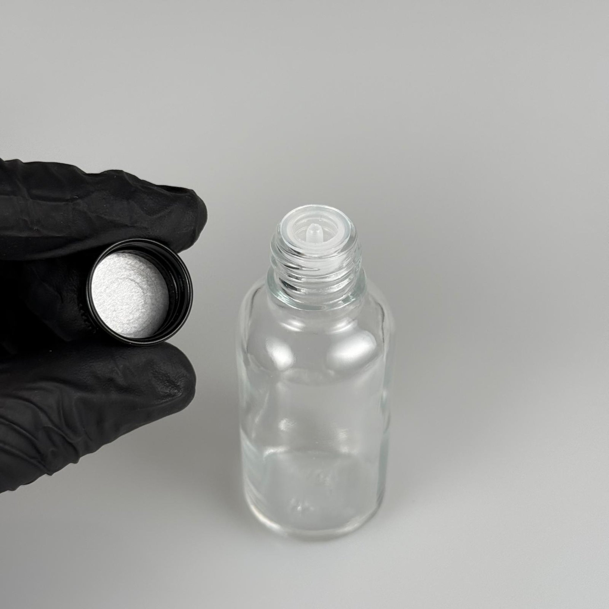 30 CC ŞEFFAF CAM ŞİŞE + KÖPÜK CONTALI SİYAH ALÜMİNYUM METAL KAPAKLI + DAMLALIKLI KOLONYA TIPALI TAKIM - 30 ML ŞEFFAF CAM ŞİŞE